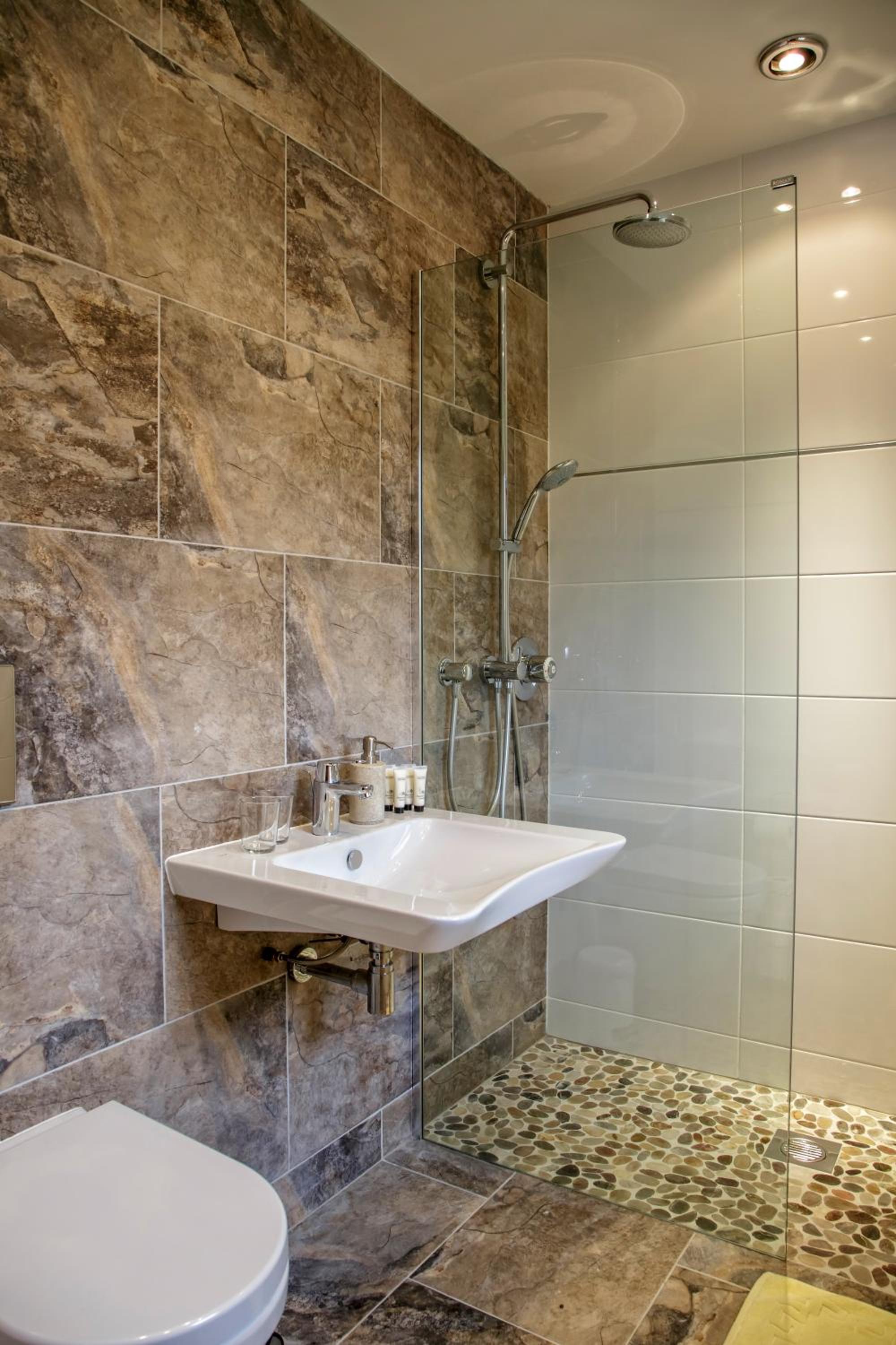 Quadruple Room with Private Bathroom - Photo 7