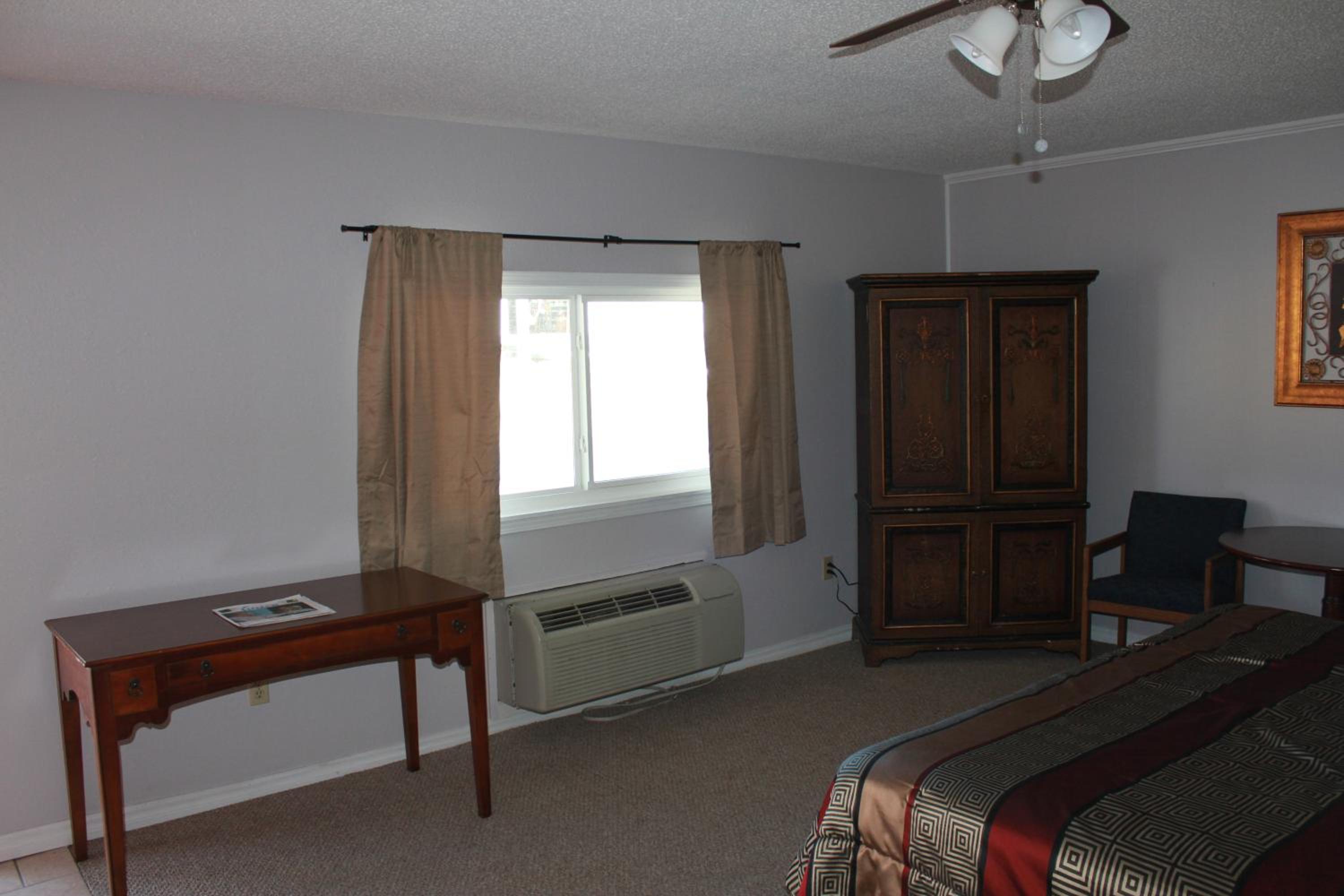 Deluxe King Room - Photo 12
