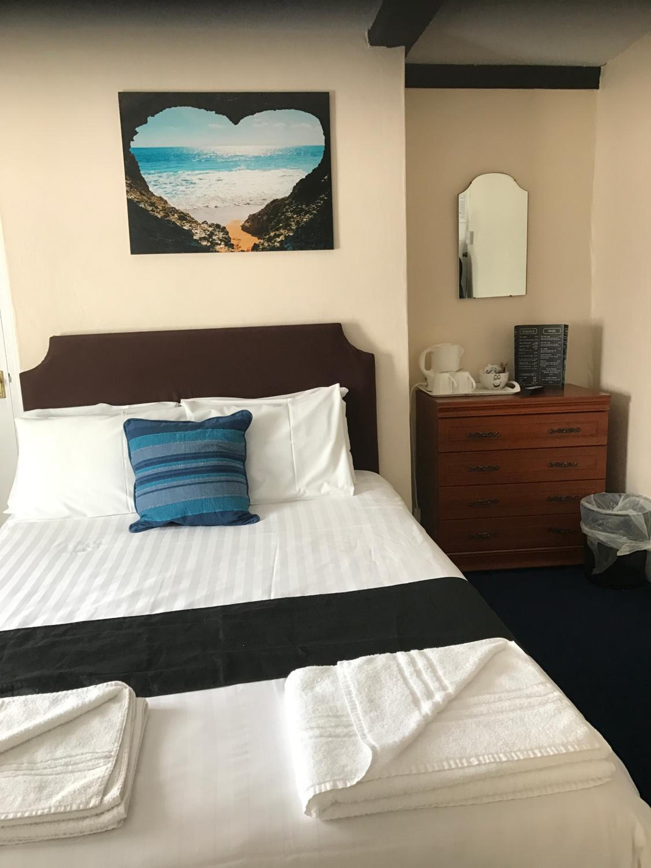 Double Room with Private Bathroom - Photo 2