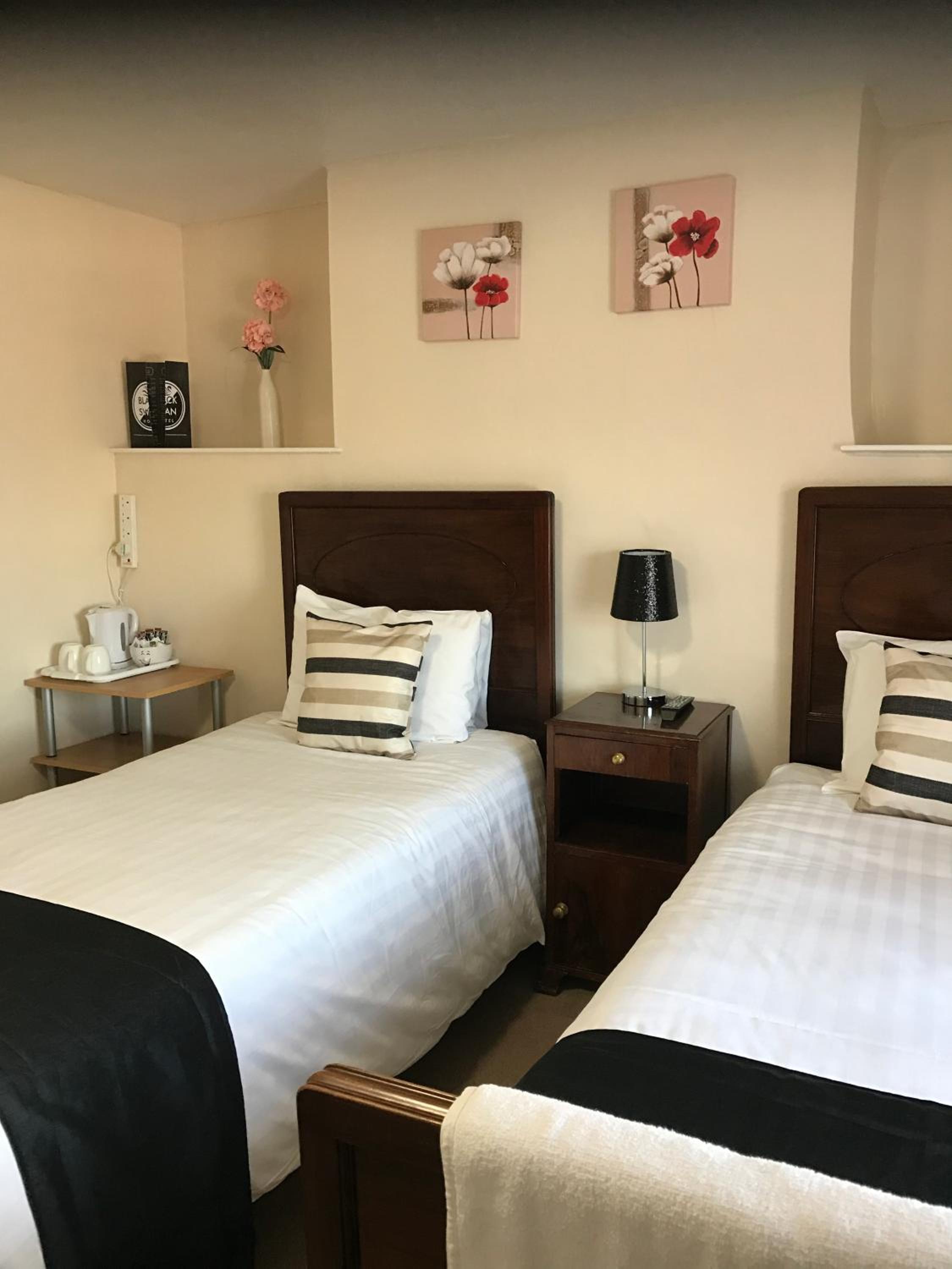 Twin Room with Private Bathroom - Photo 4