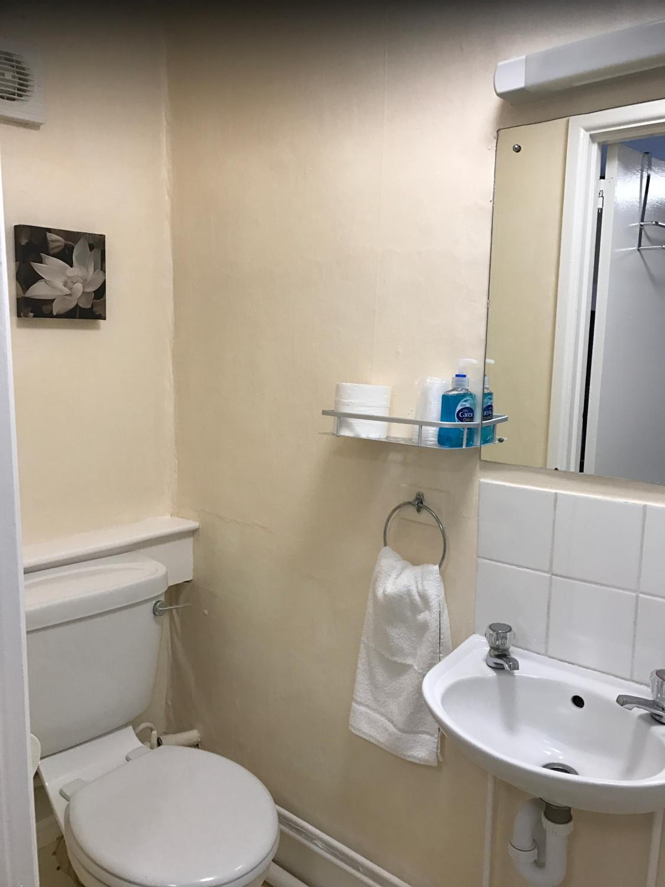 Twin Room with Private Bathroom - Photo 3