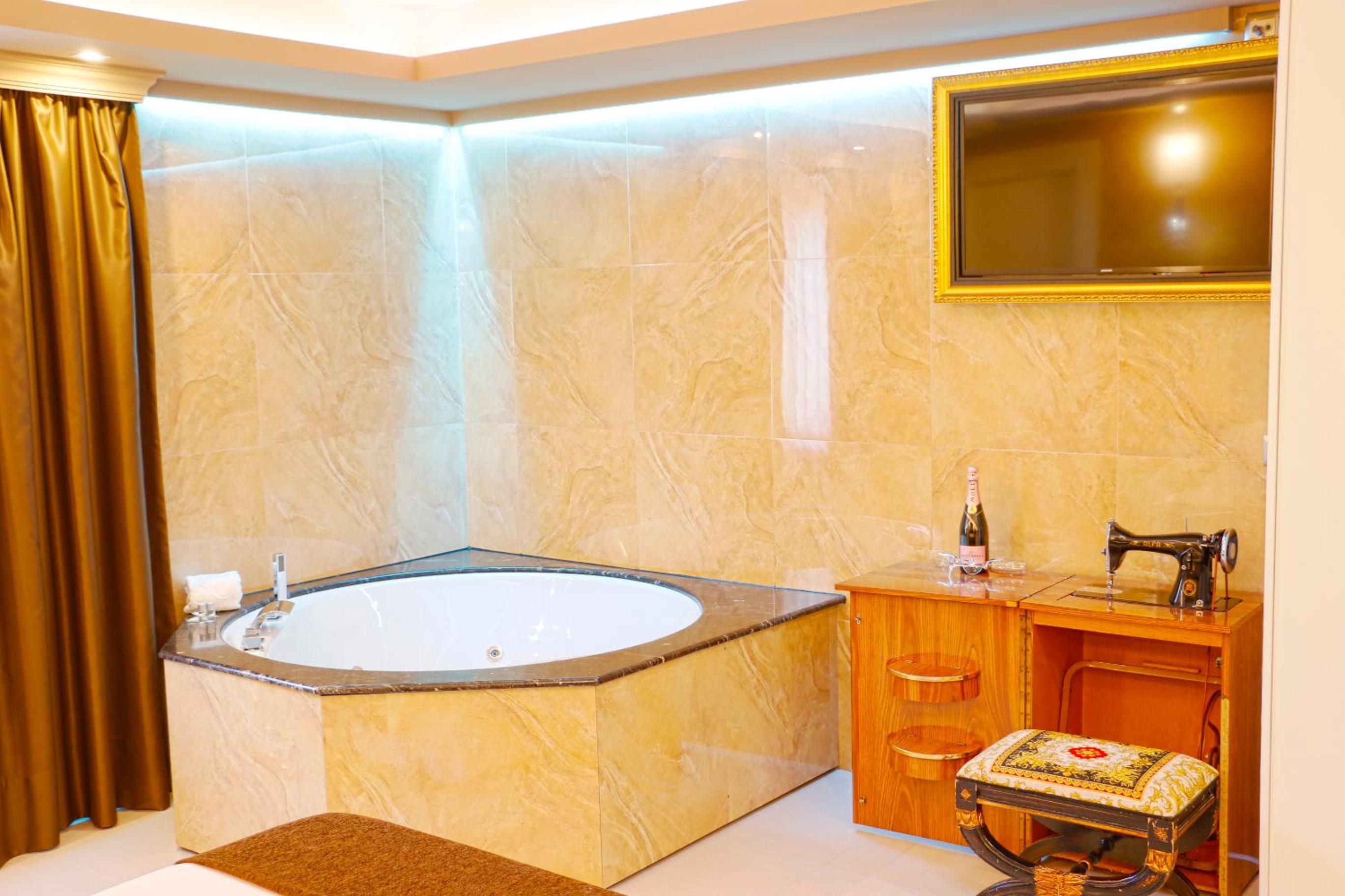 Deluxe Super Room with Spa Bath photo 2