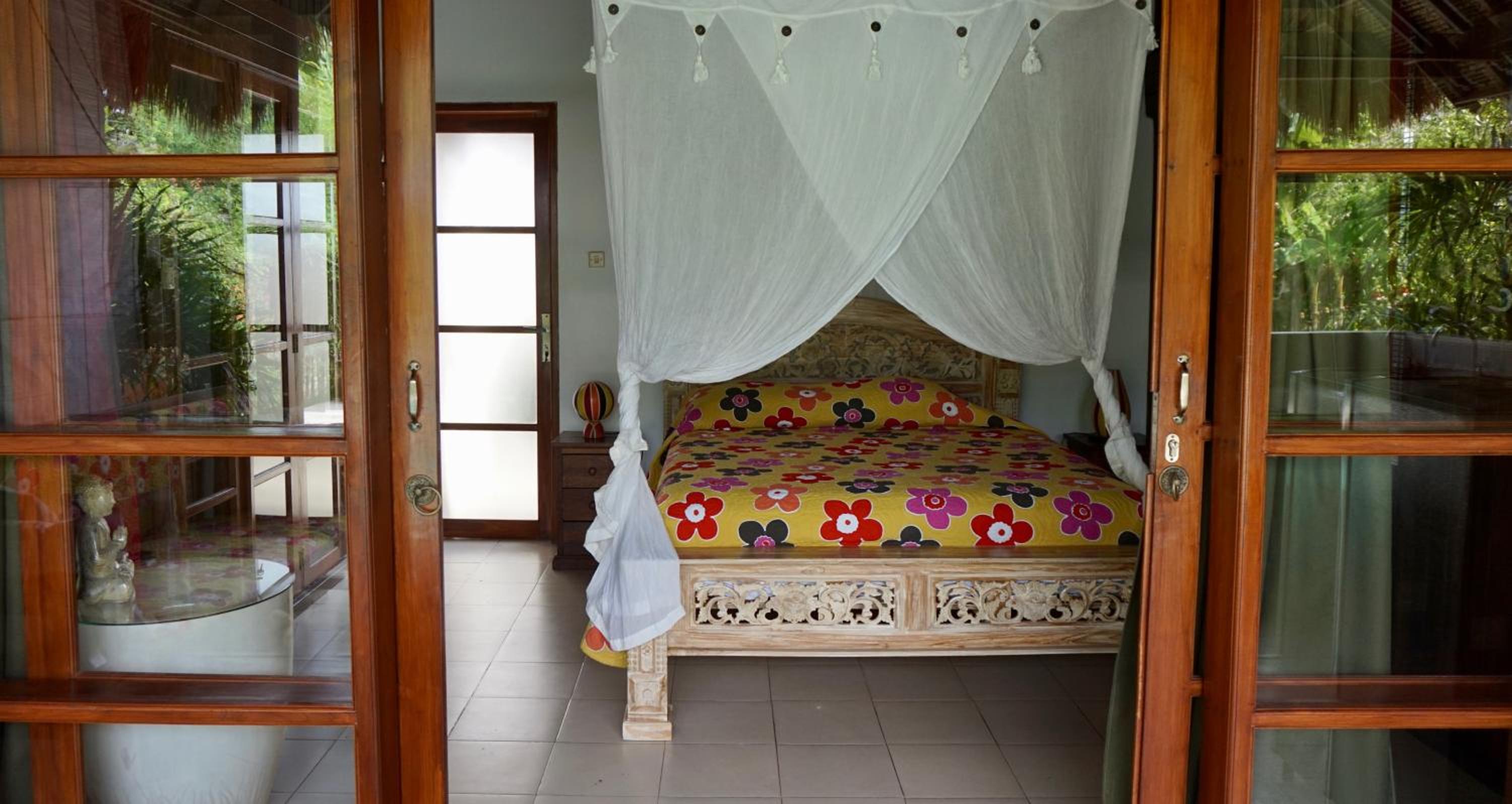 Bungalow with Private Pool - Photo 2