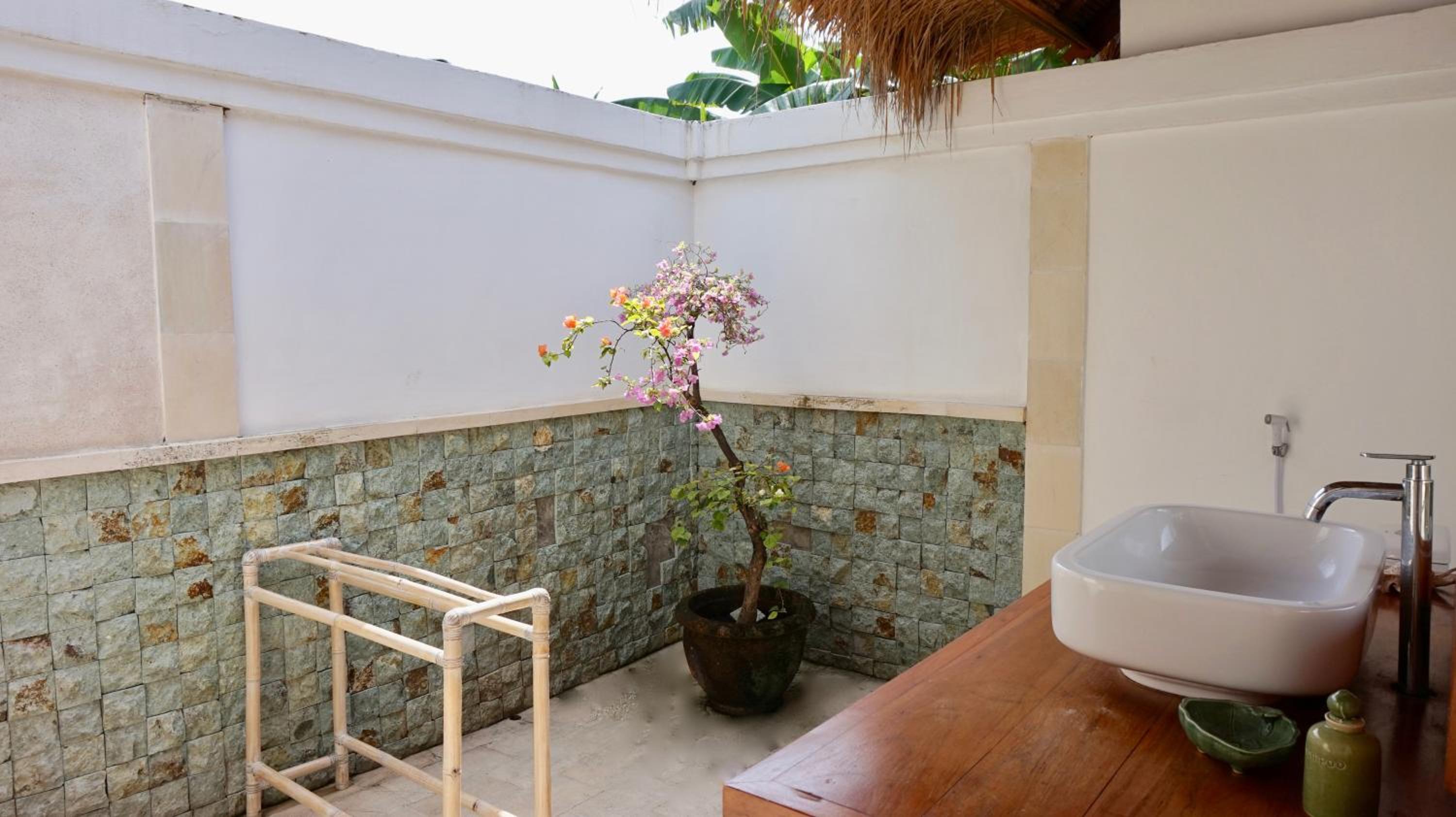 Bungalow with Private Pool - Photo 8