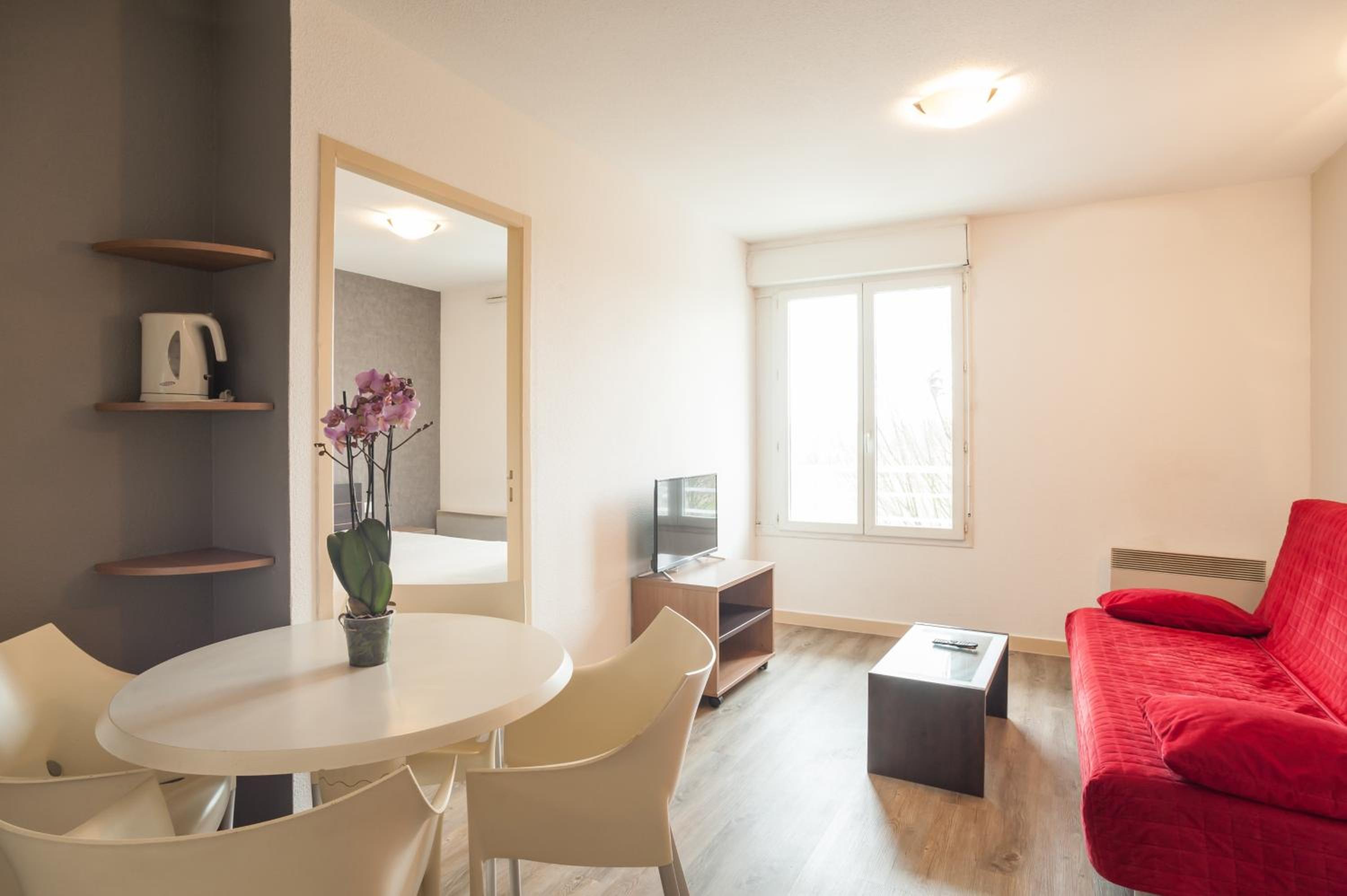 One-Bedroom Family Apartment - Photo 3