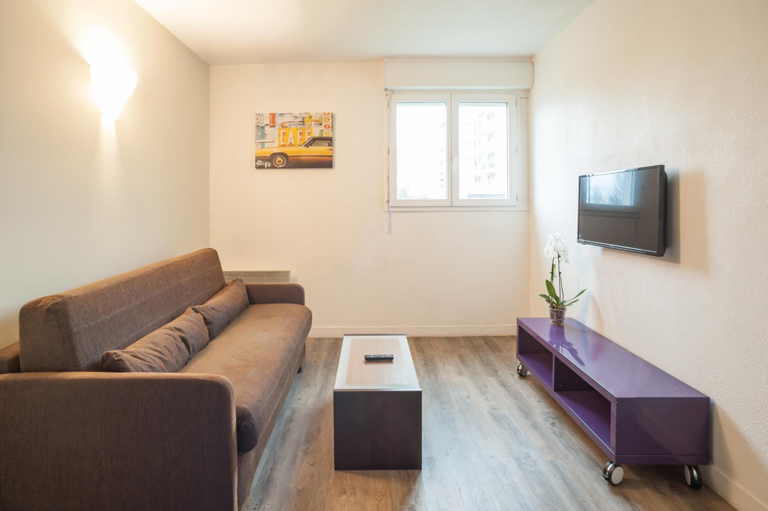 One-Bedroom Family Apartment - Photo 2