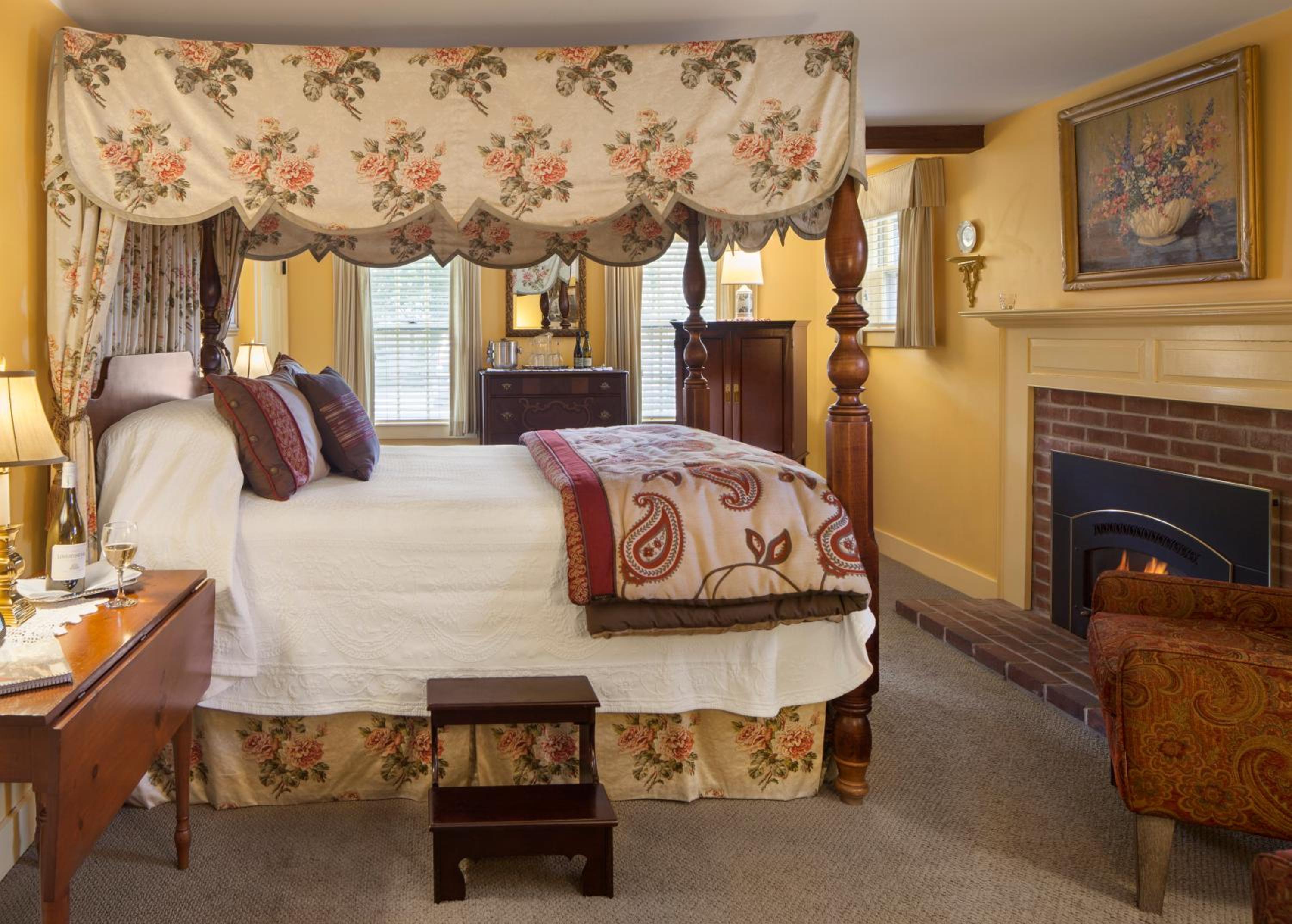 Deluxe Queen Room with Fireplace - Carriage (Intrepid)