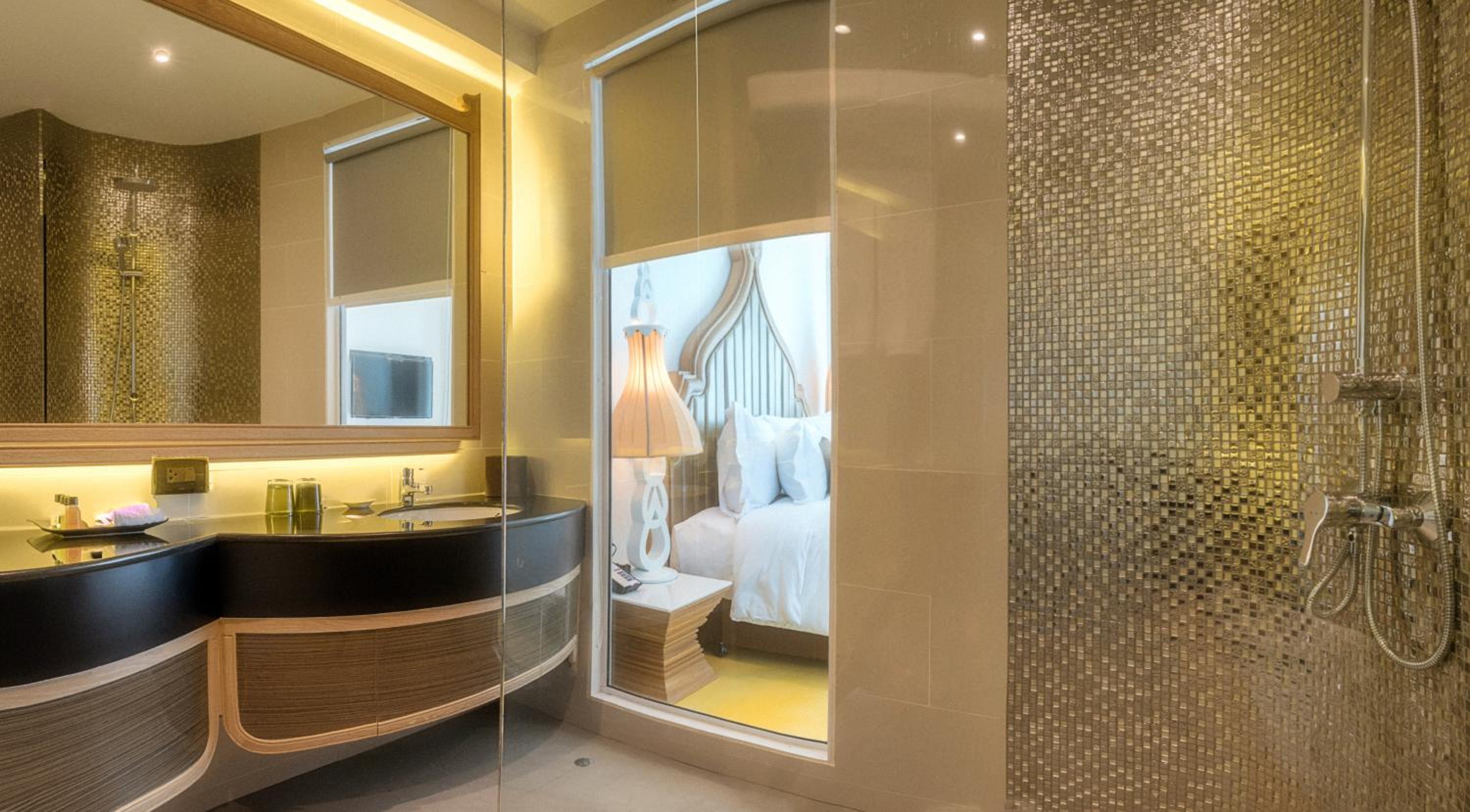 Deluxe Room with Balcony photo 3