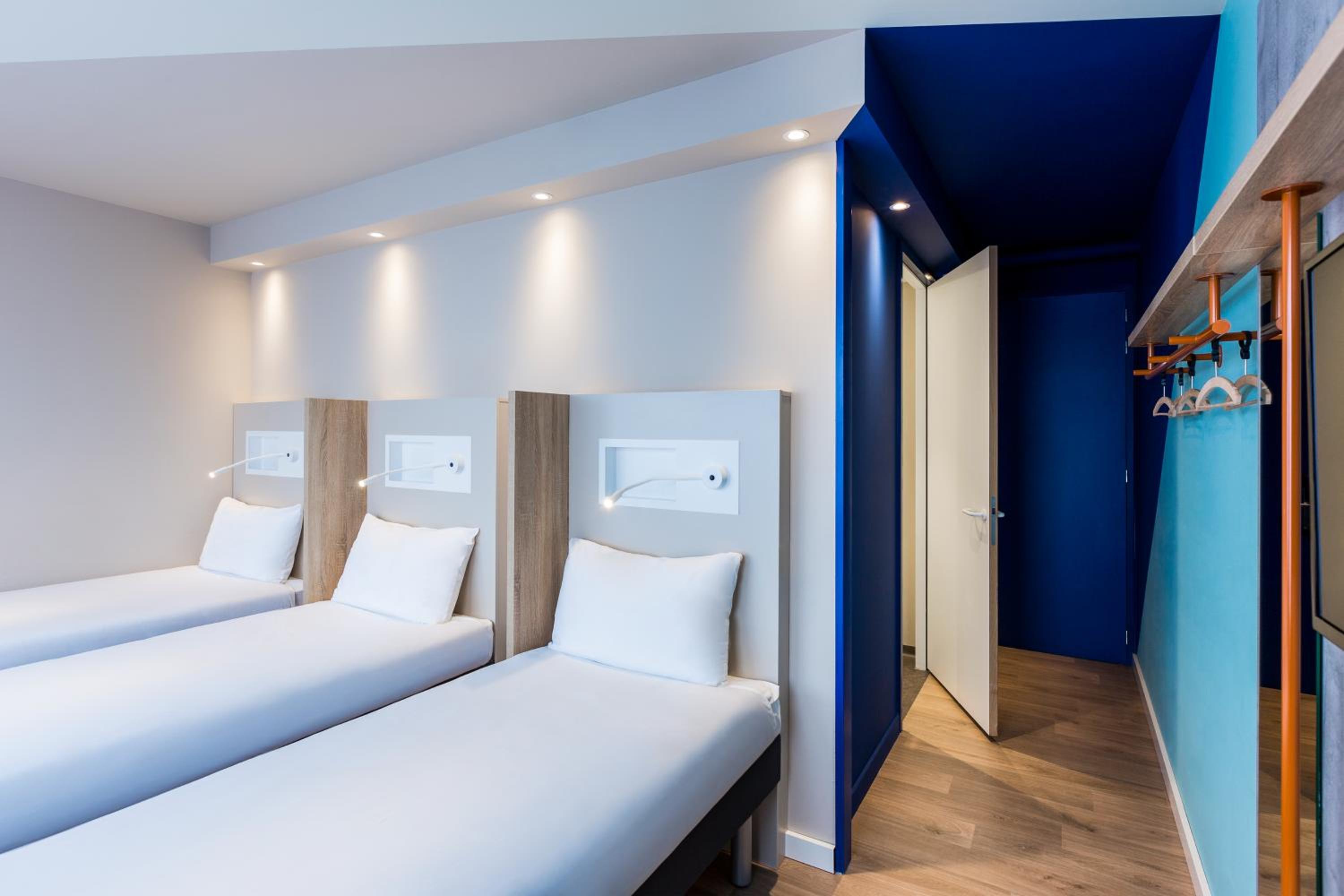 Room with Three Single Beds photo 1