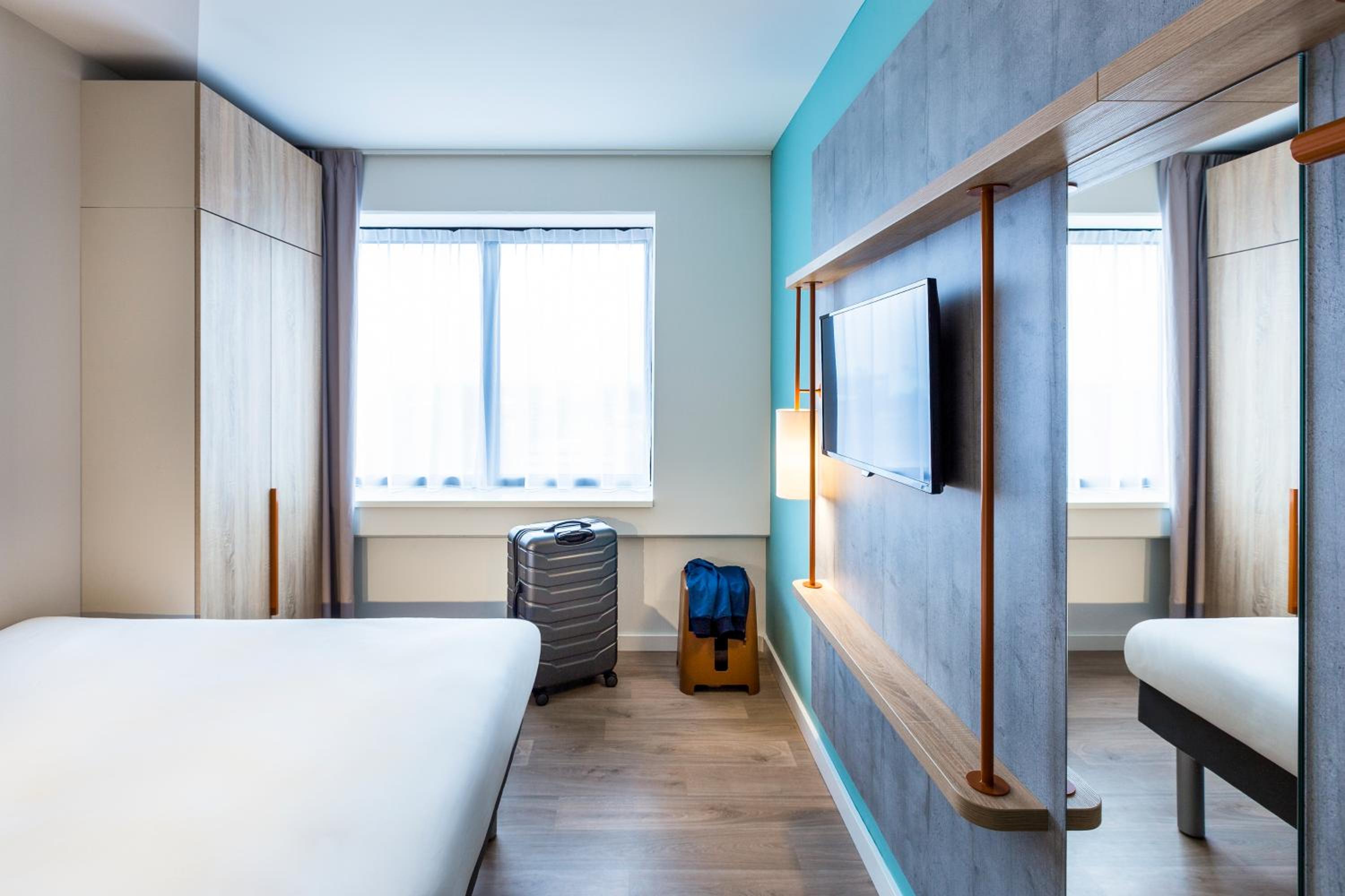 Room with Two Single and One Fold-Down Bed photo 1