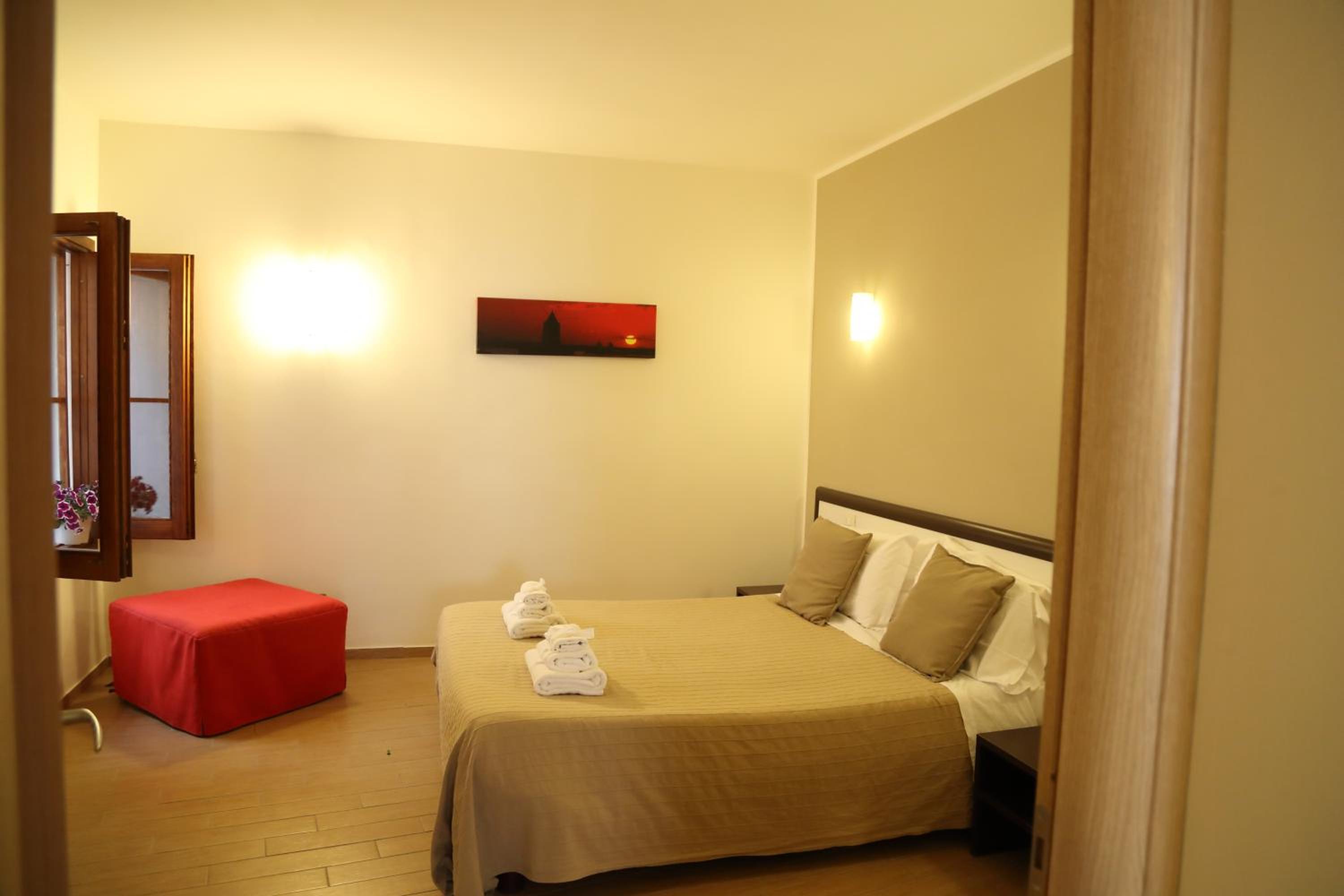 One-Bedroom Apartment photo 1