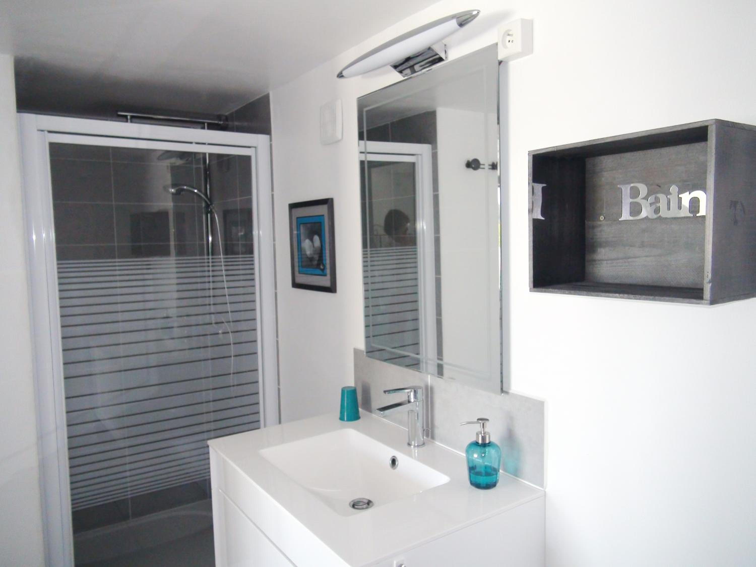 Double Room with Pool View - Photo 5