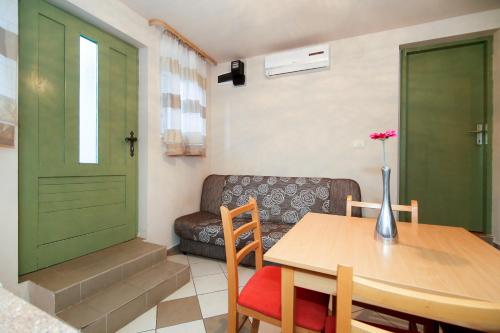 Two-Bedroom Apartment - Photo 2