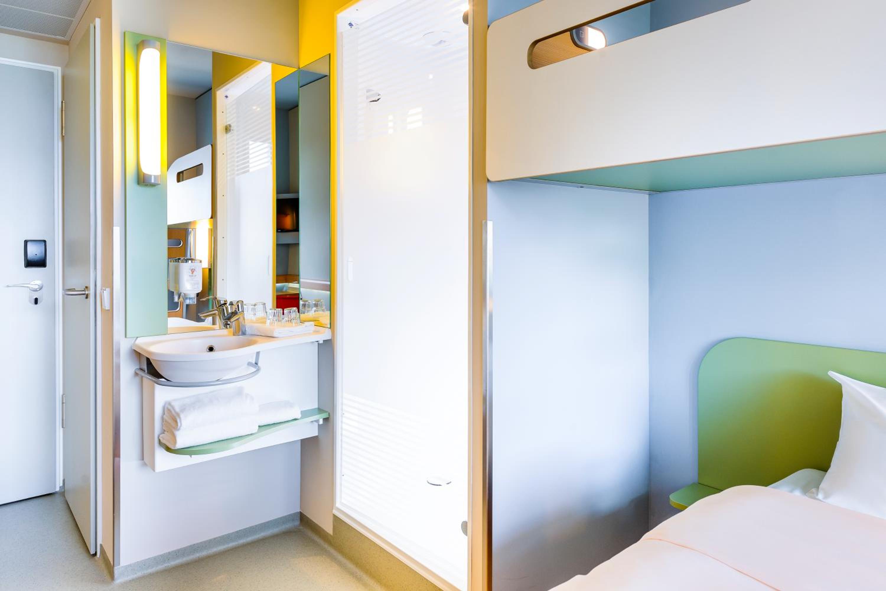 Triple Room with One Double Bed and One Bunk Bed - Photo 4