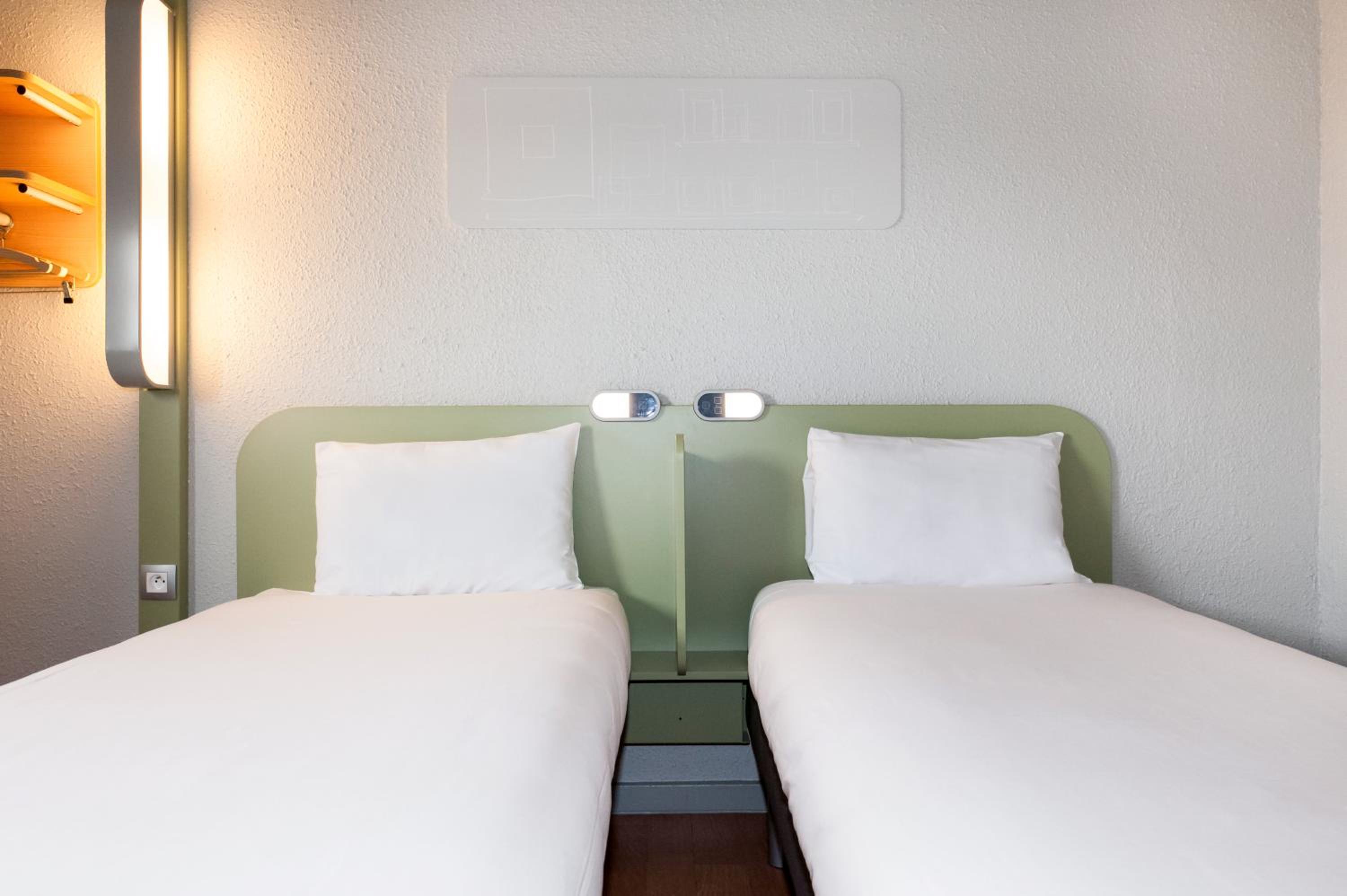Twin Room - Photo 2