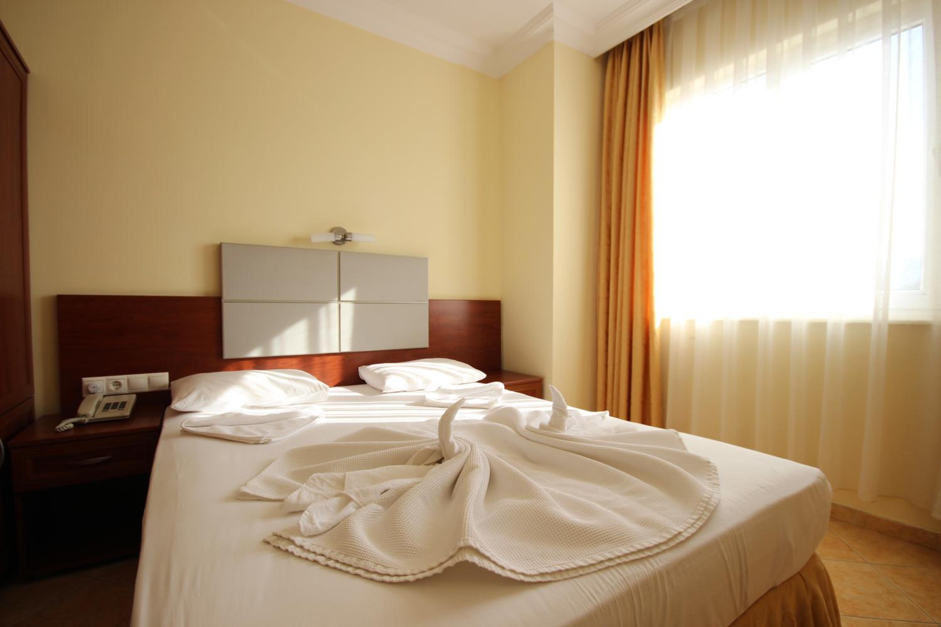 Suite with Pool View - Photo 1