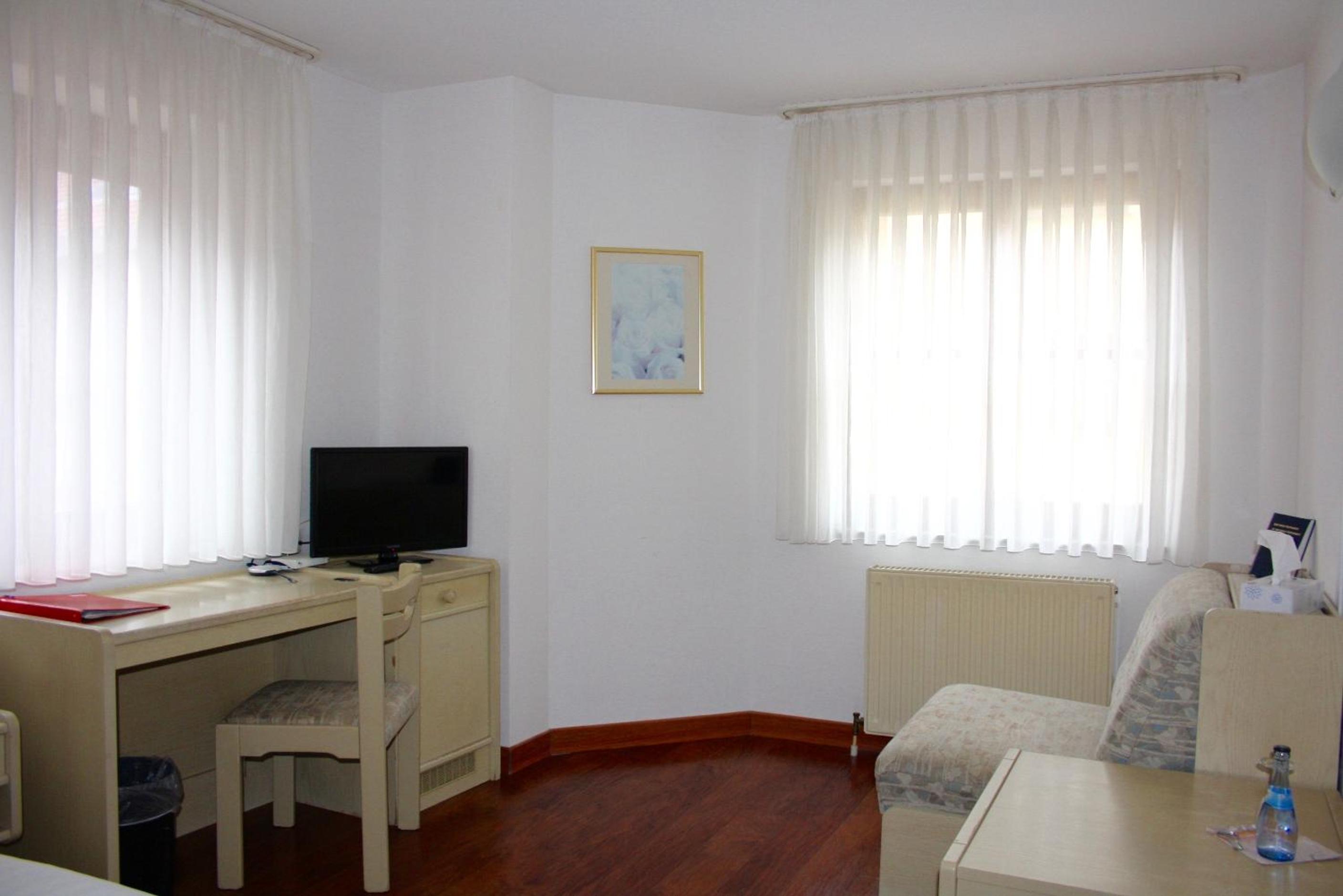 Budget Double Room - Photo 4