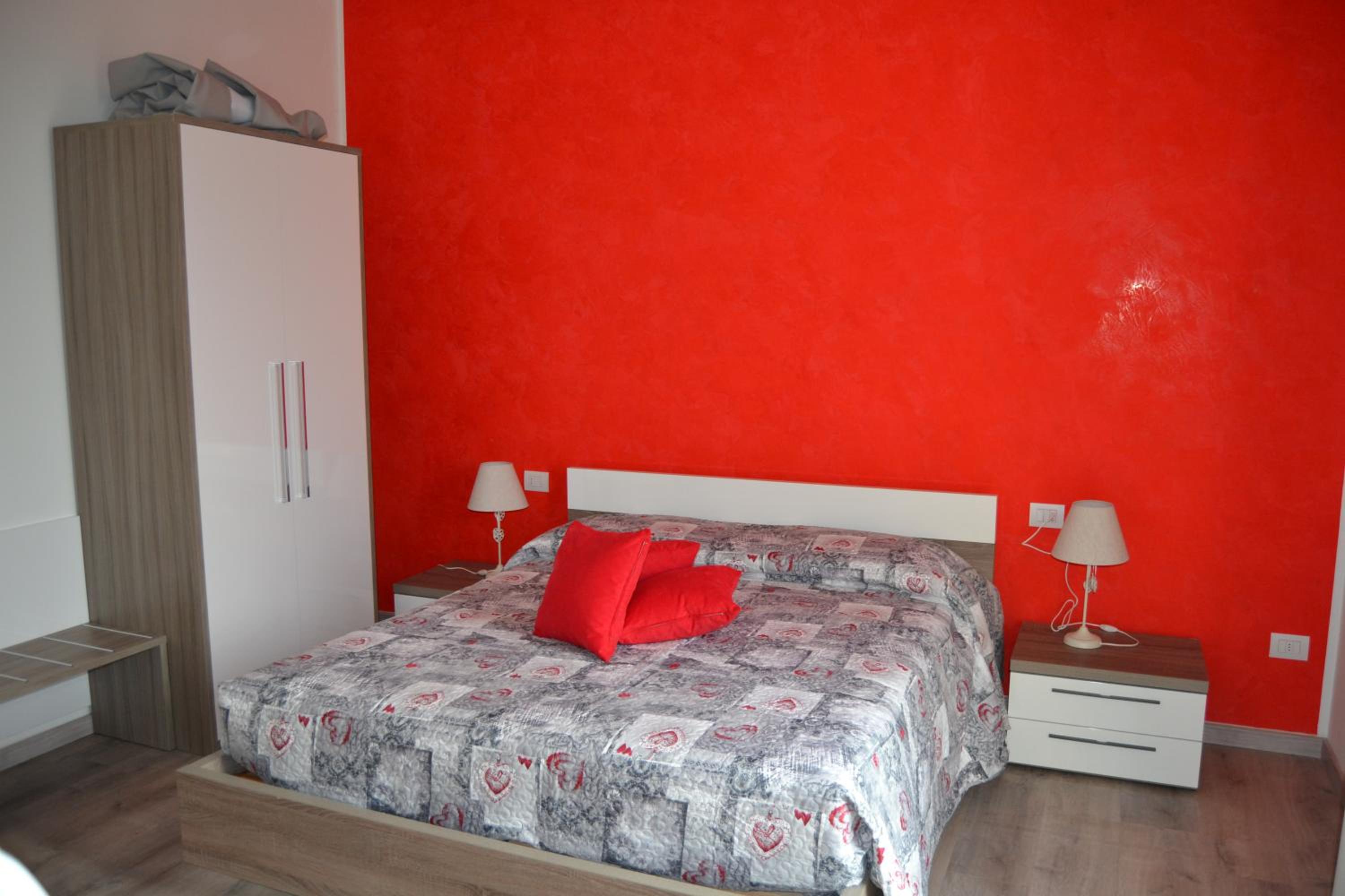 Deluxe Double Room with Balcony (Red) - Photo 2