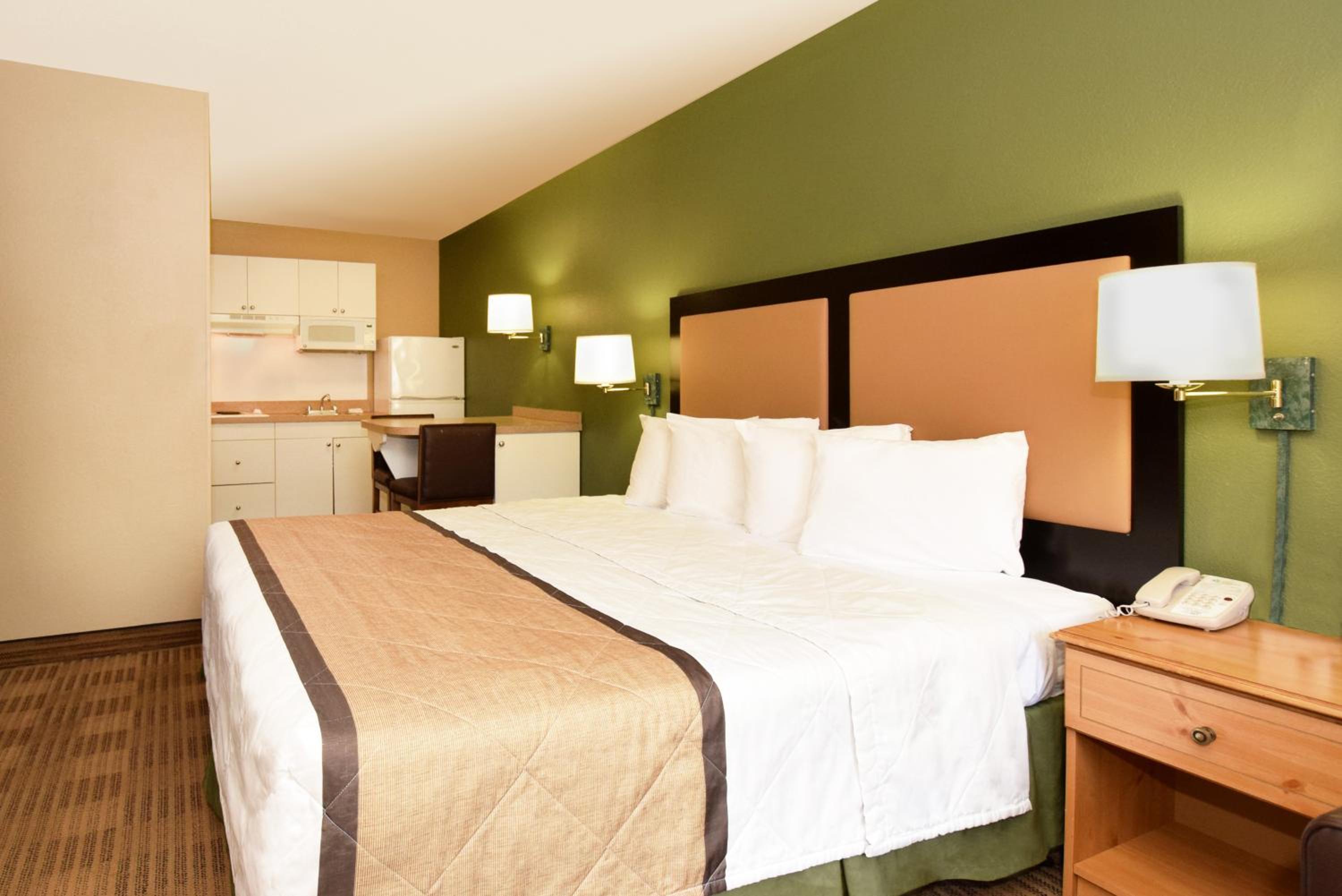 Deluxe Studio with 1 King Bed - Non-Smoking - Photo 2