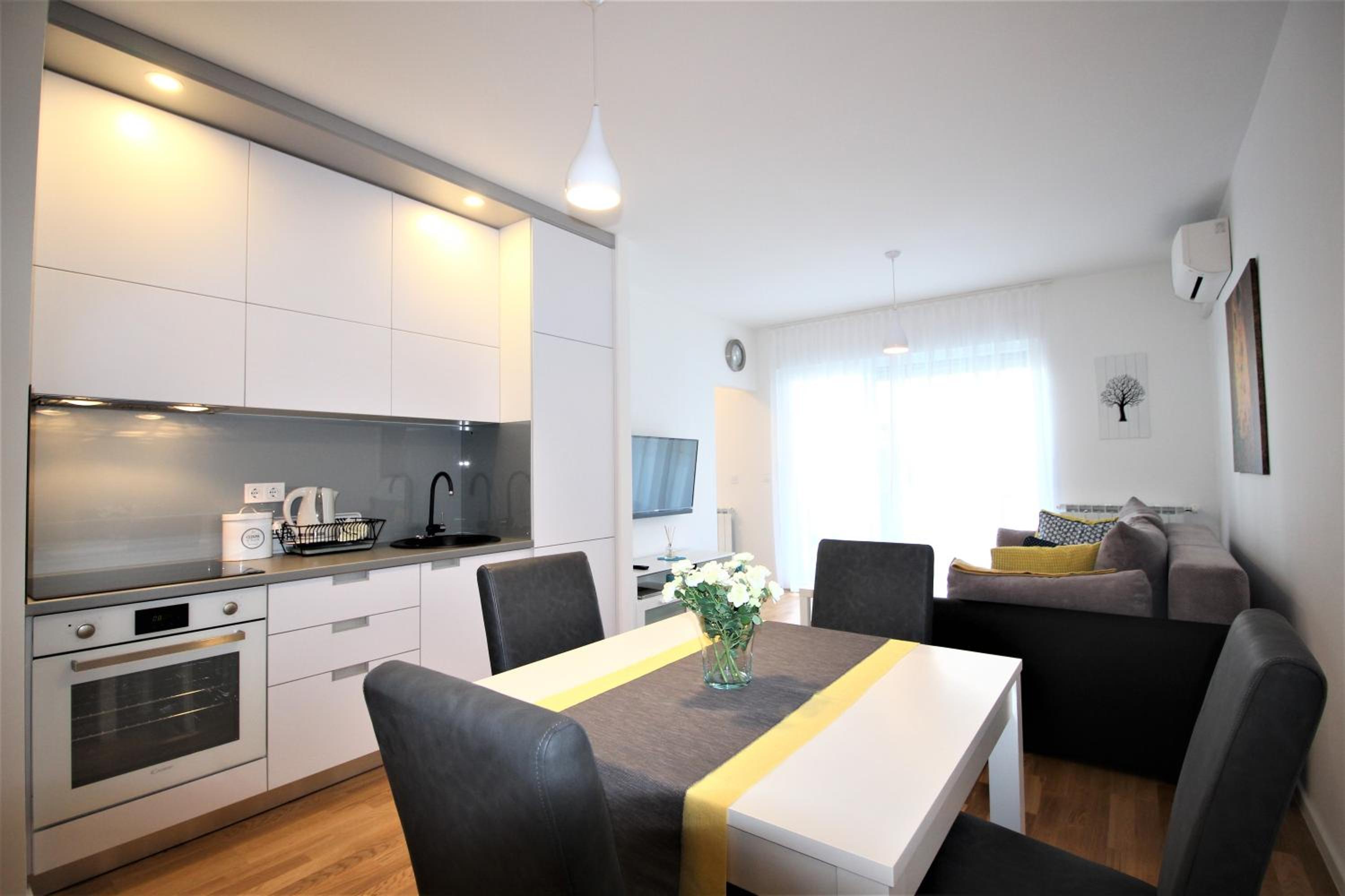 Apartment with Balcony - Photo 4
