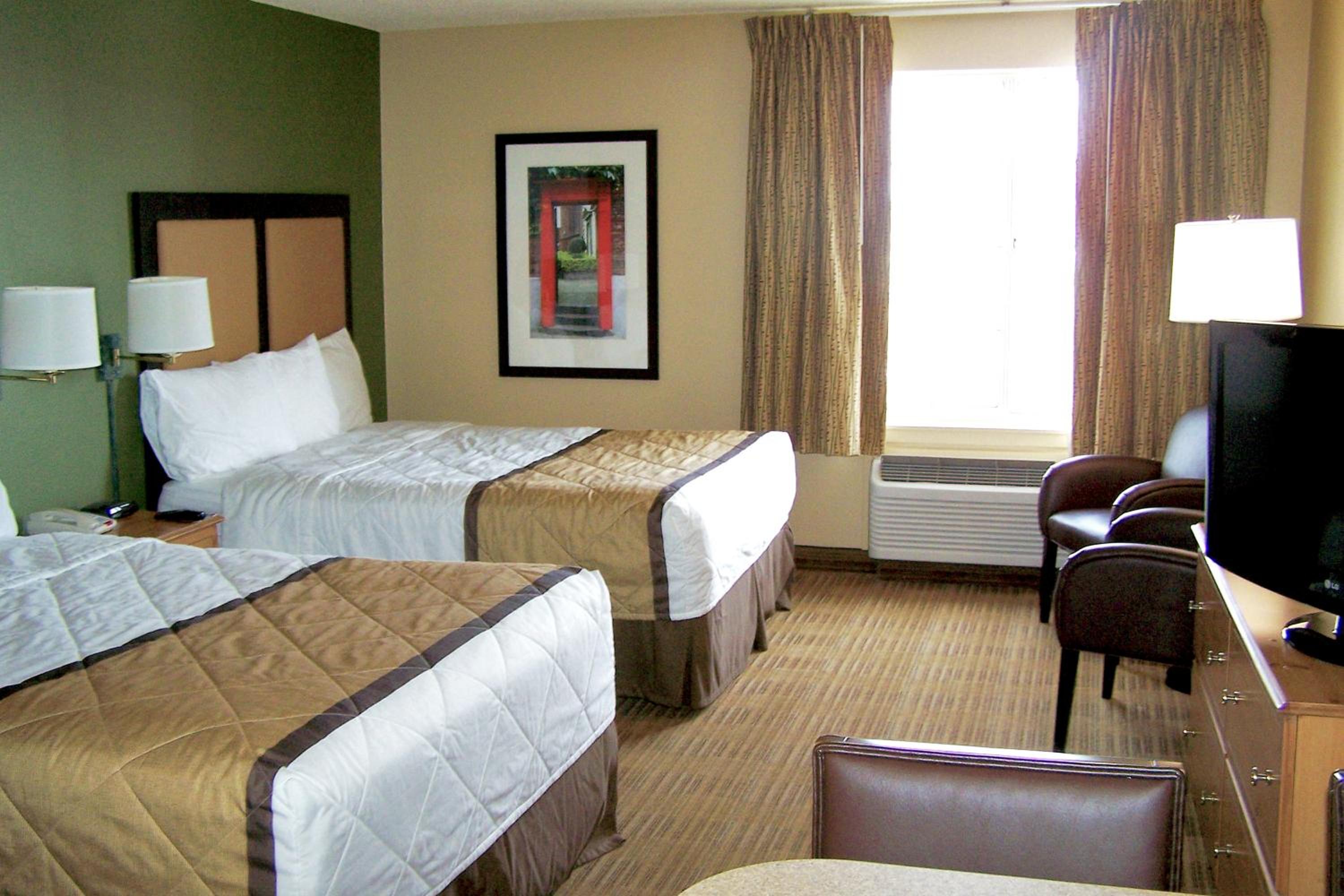 Studio with 2 Queen Beds - Non-Smoking - Photo 9