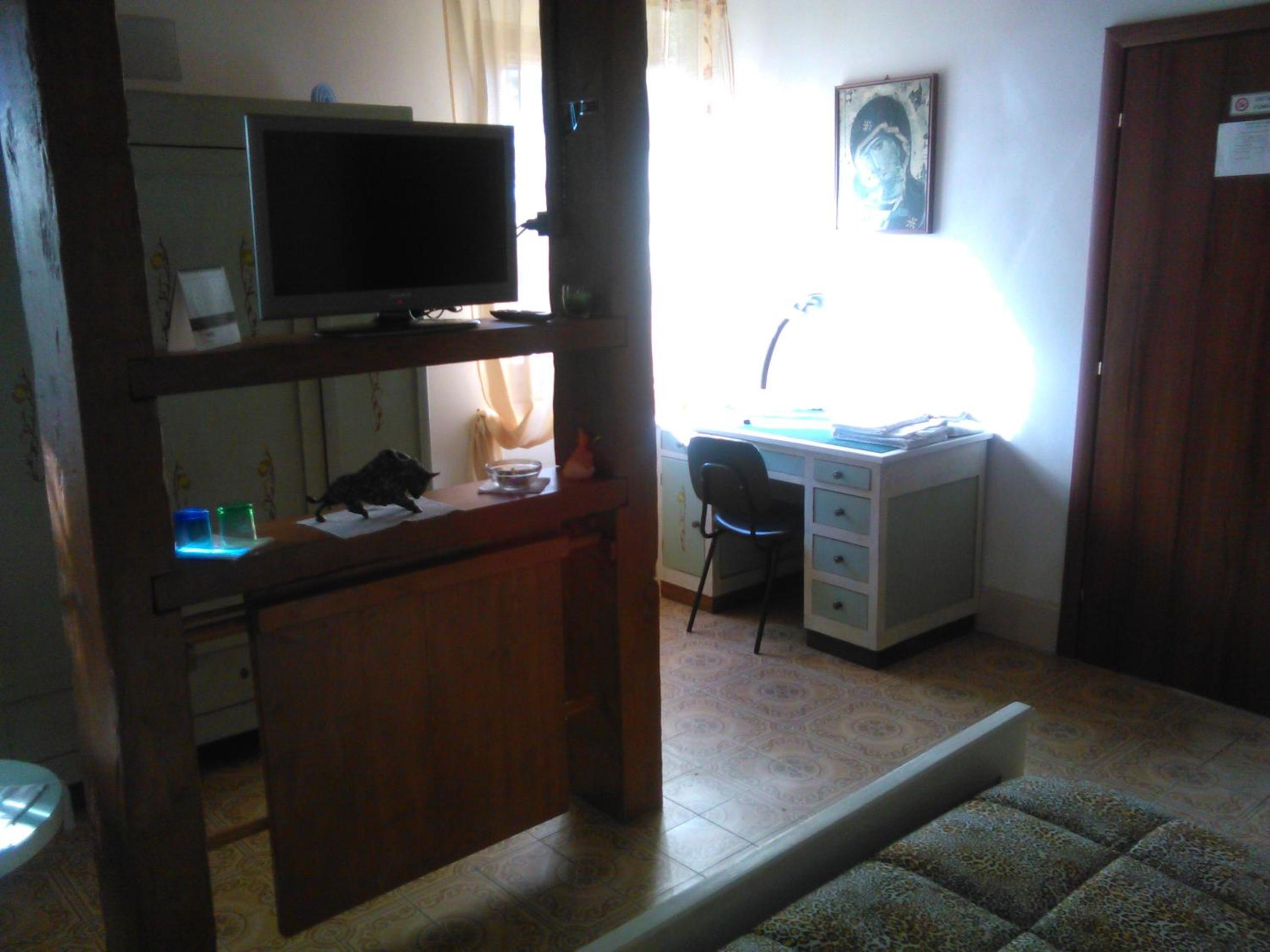 Deluxe Room (2 Adults + 1 Child) - Photo 4
