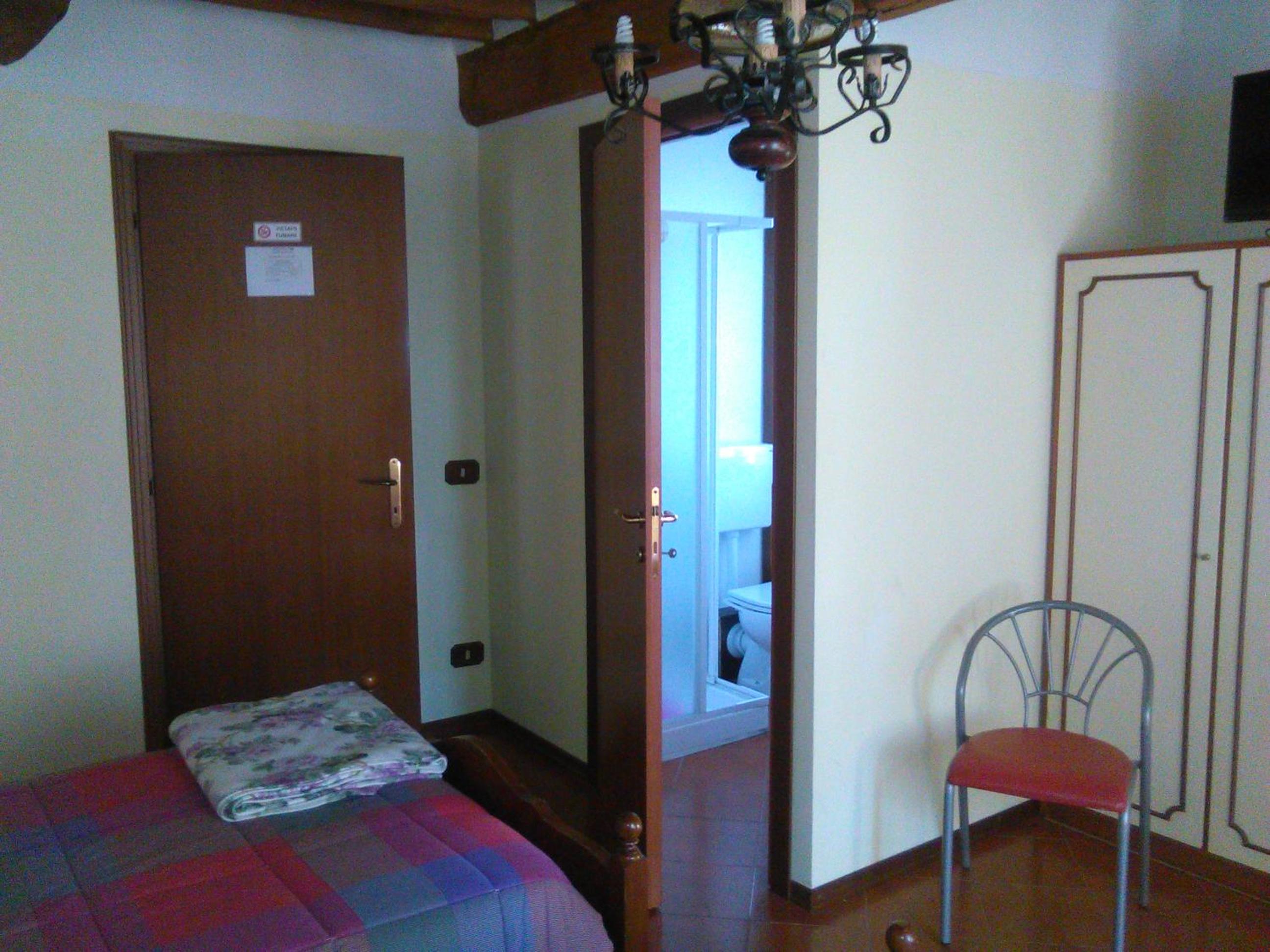 Twin Room with Bathroom - Photo 1