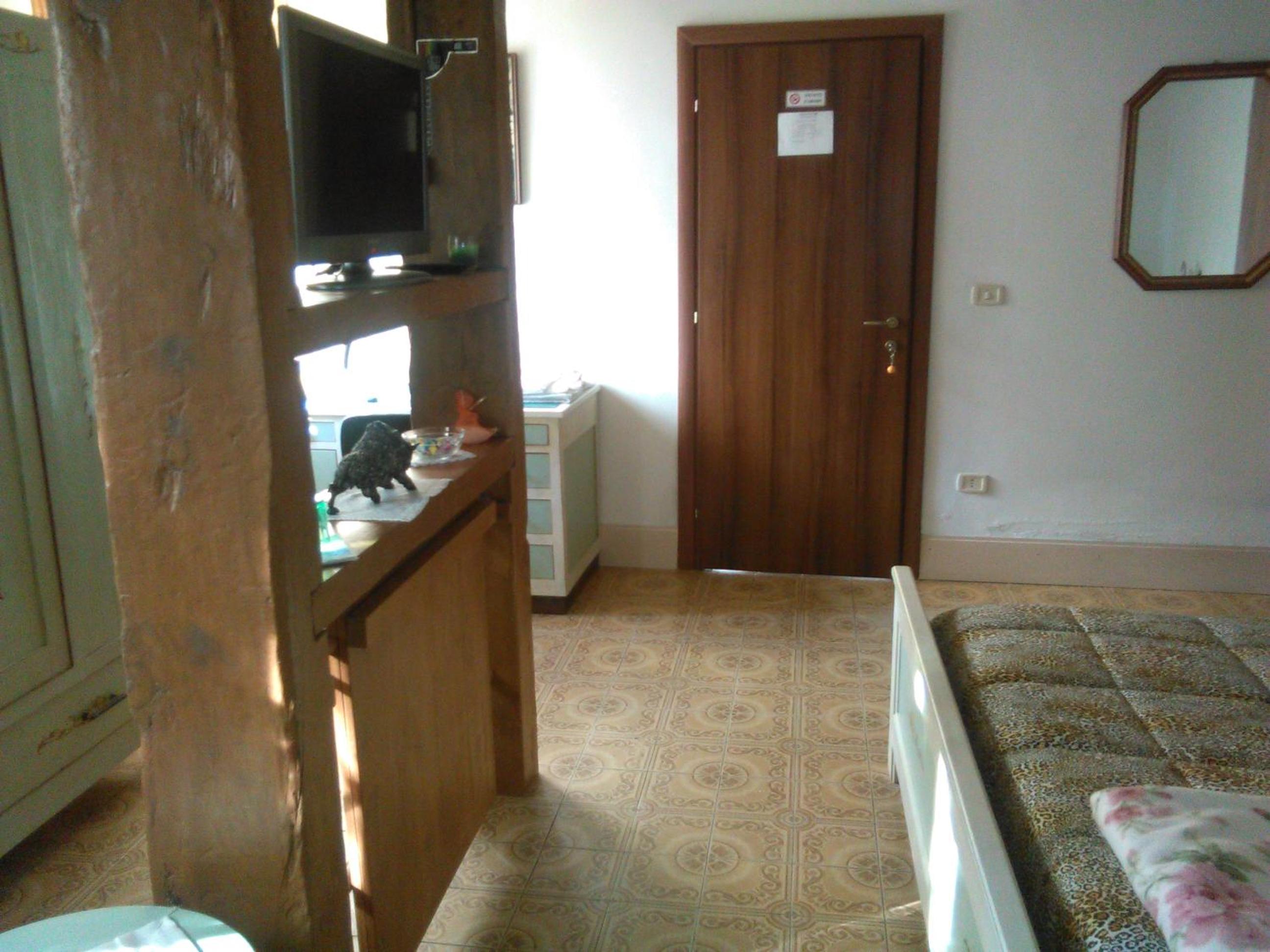 Deluxe Room (2 Adults + 1 Child) - Photo 2