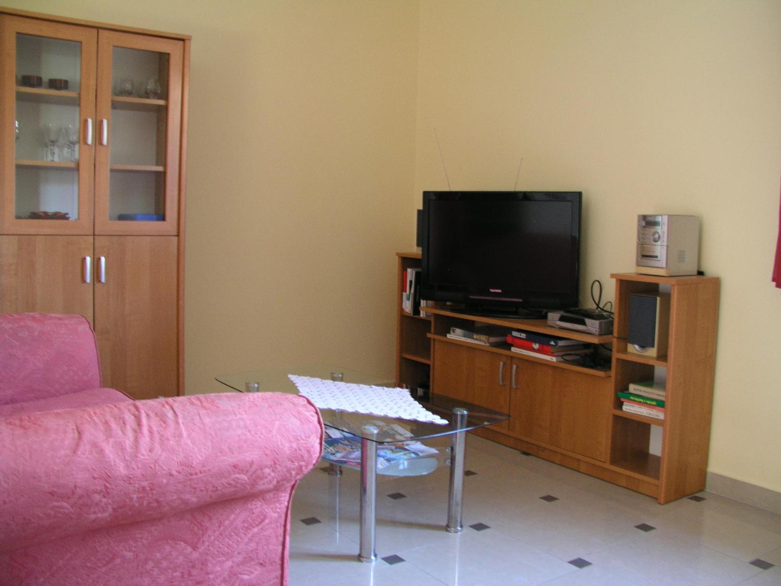 Apartment with Balcony - Photo 5