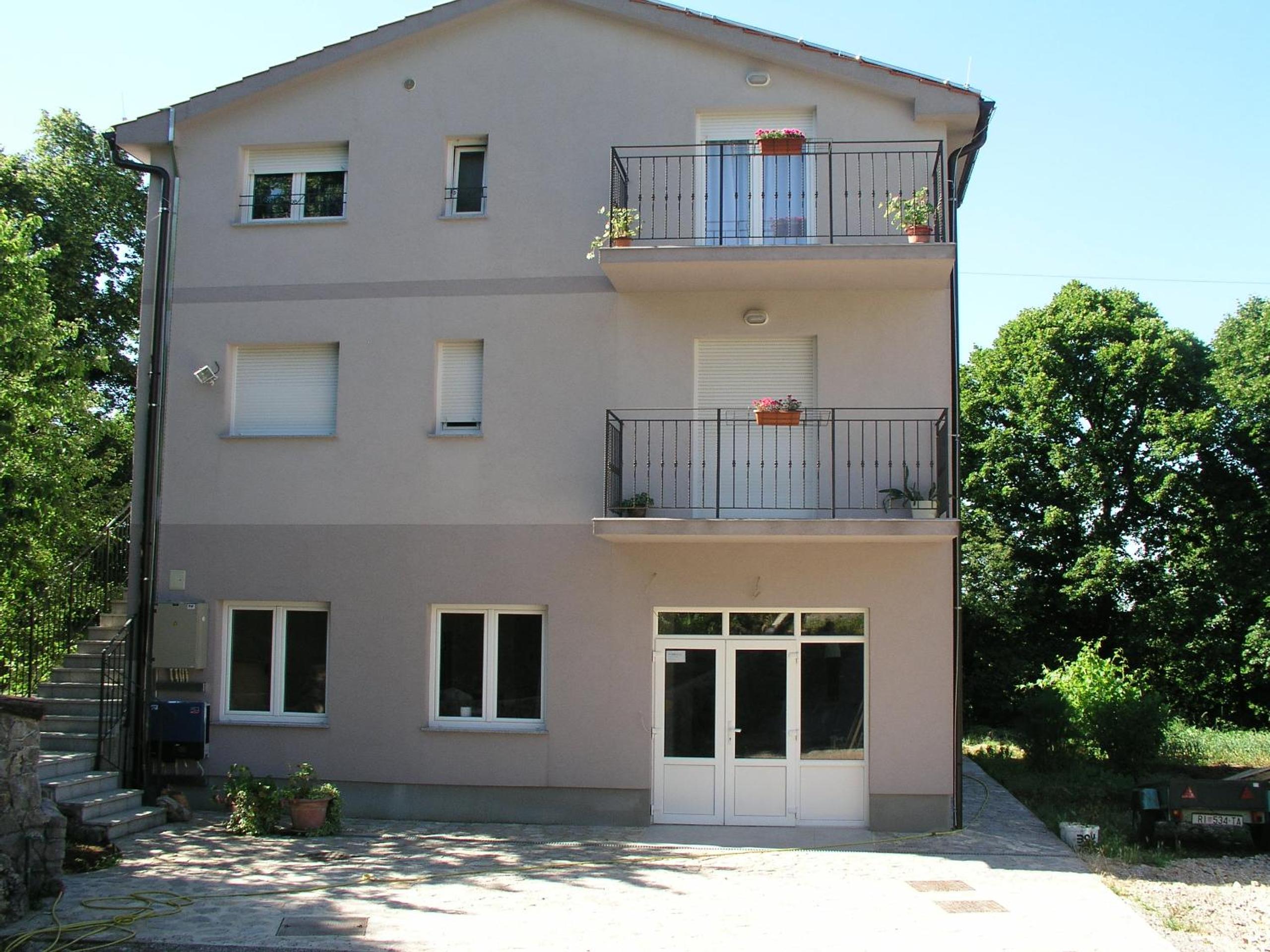 Apartment with Balcony - Photo 9