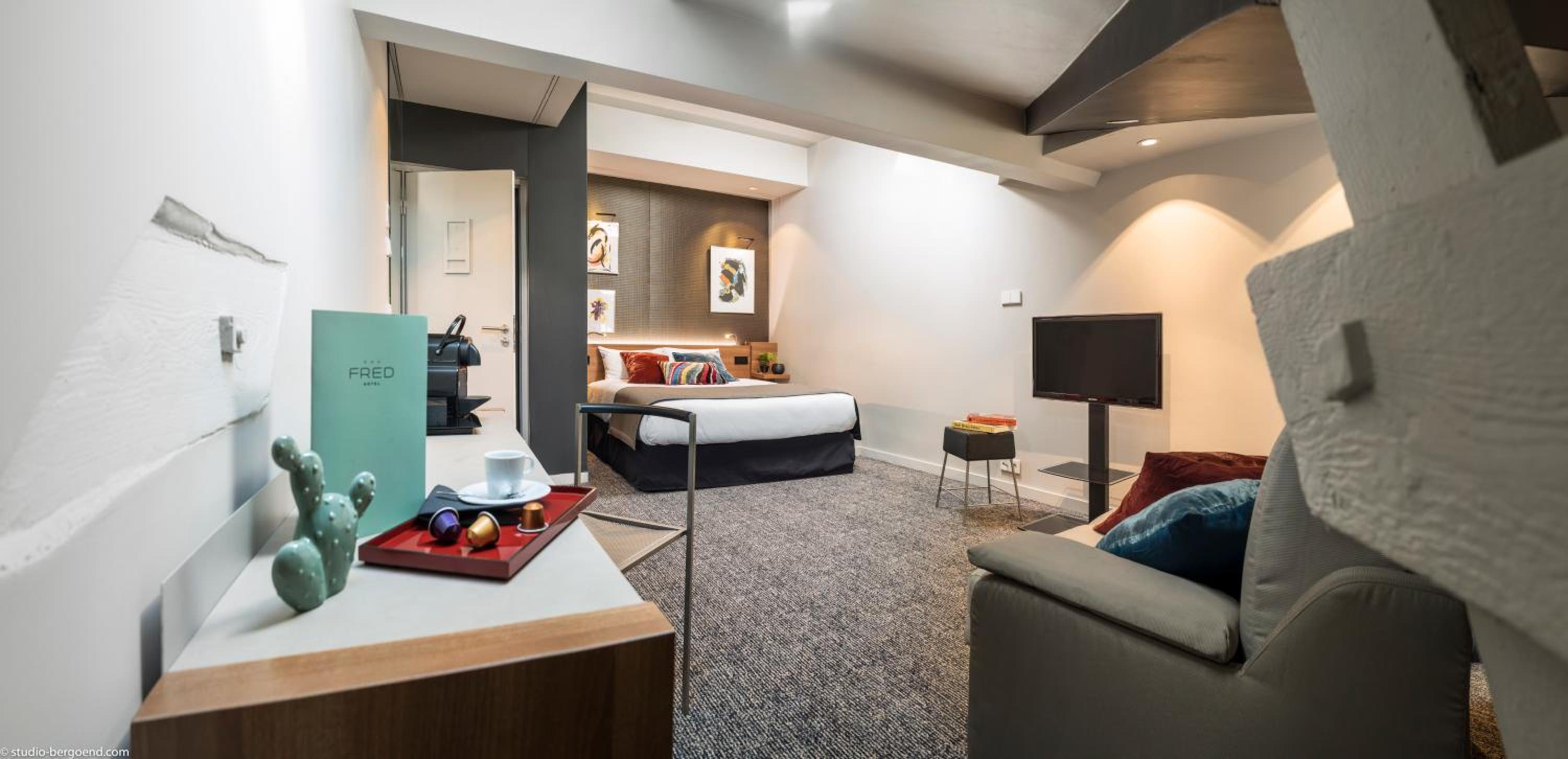Deluxe Room thumbnail 6