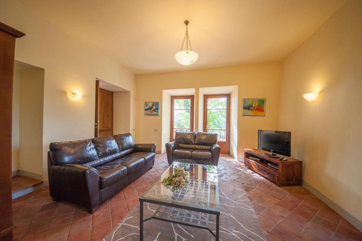 Five-Bedroom House photo 3