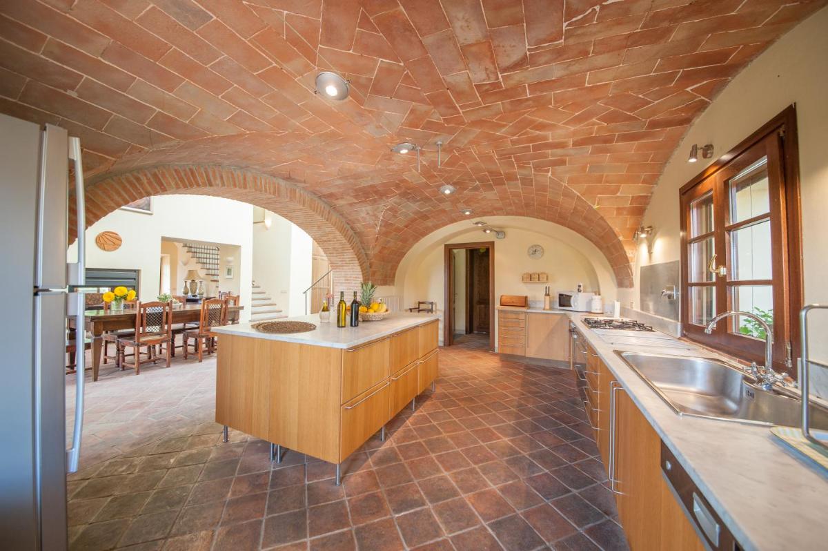 Five-Bedroom House photo 1