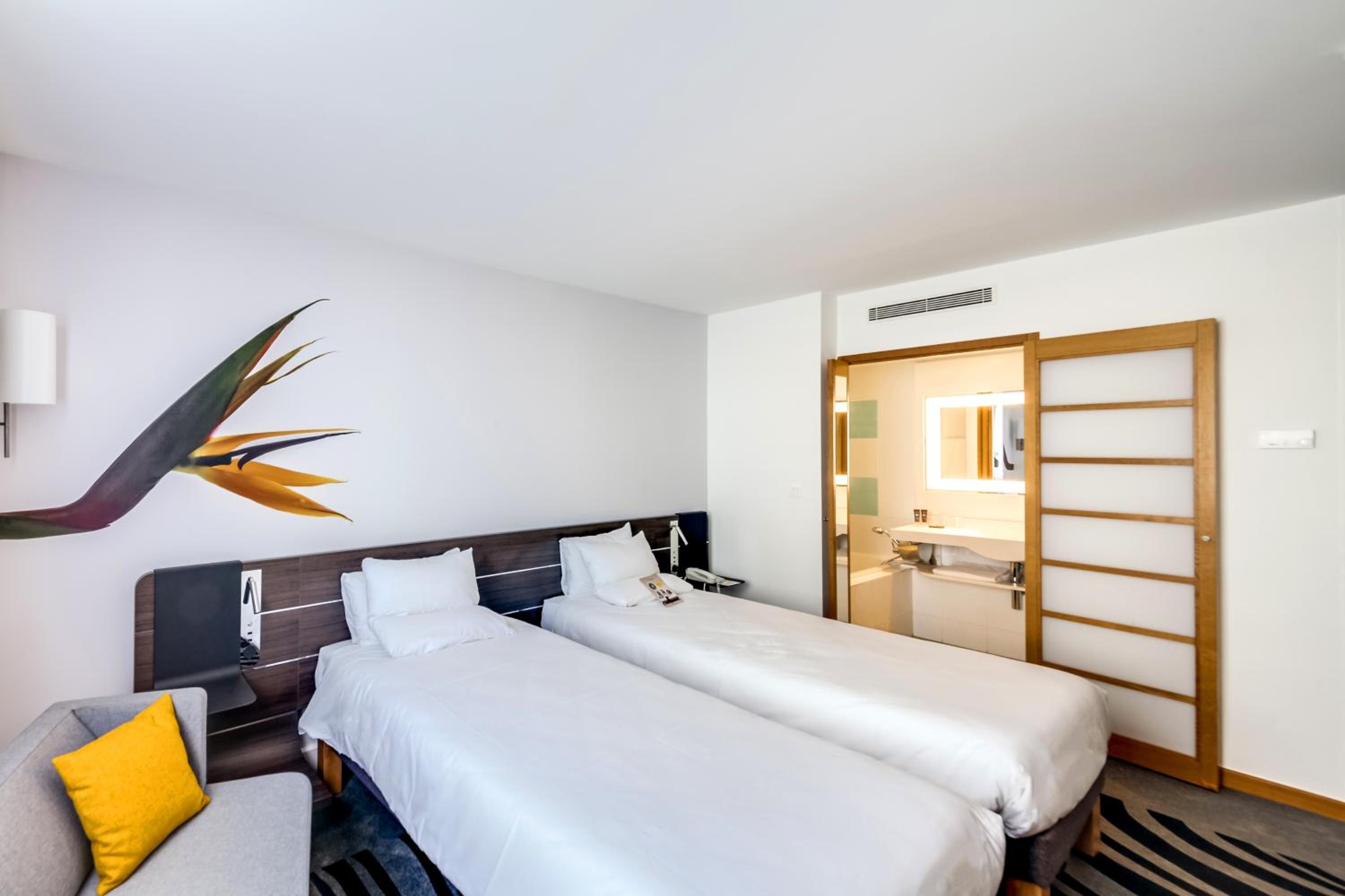 Classic Twin Room thumbnail 5
