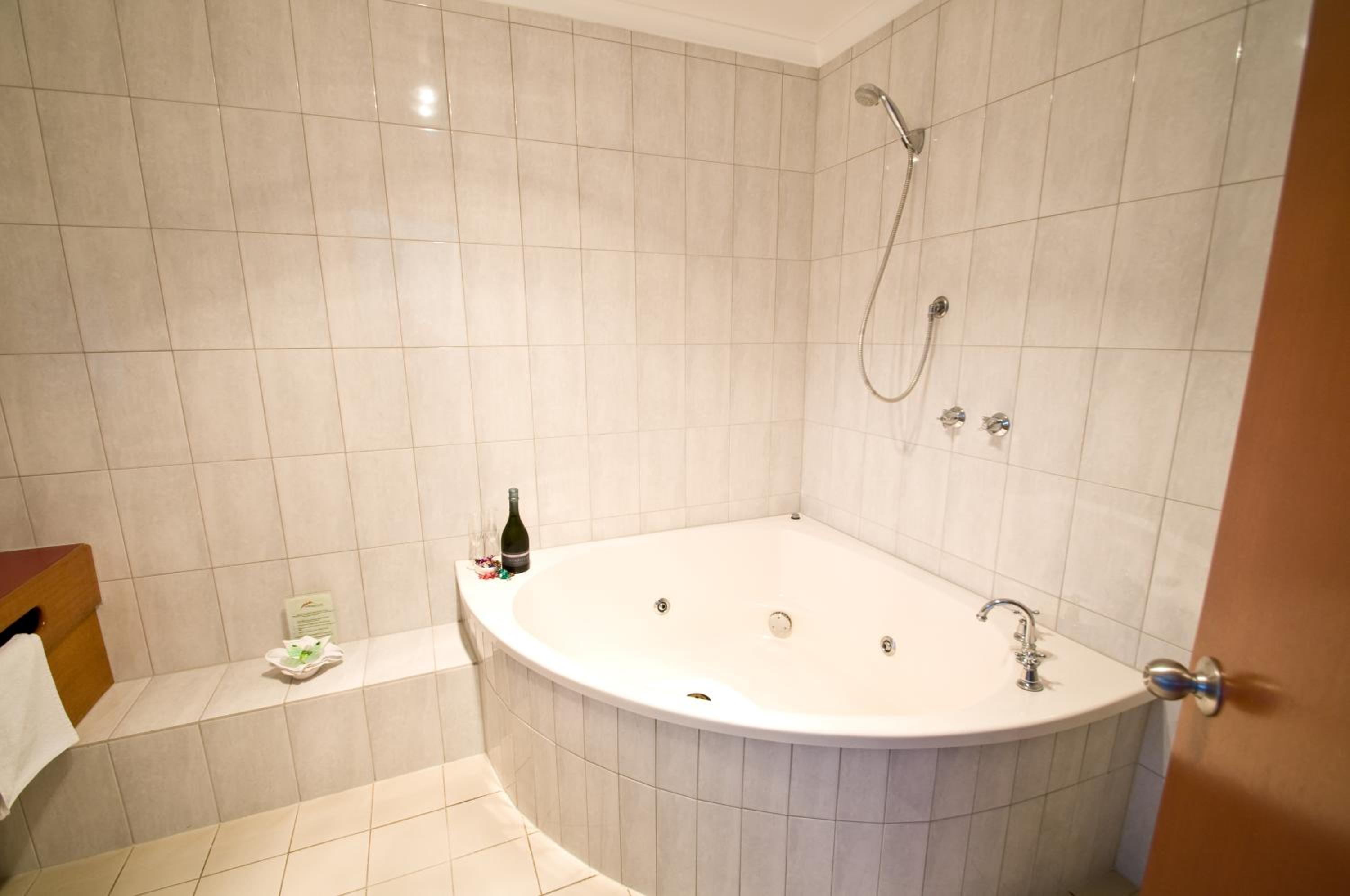 King Suite with Spa Bath - Photo 2