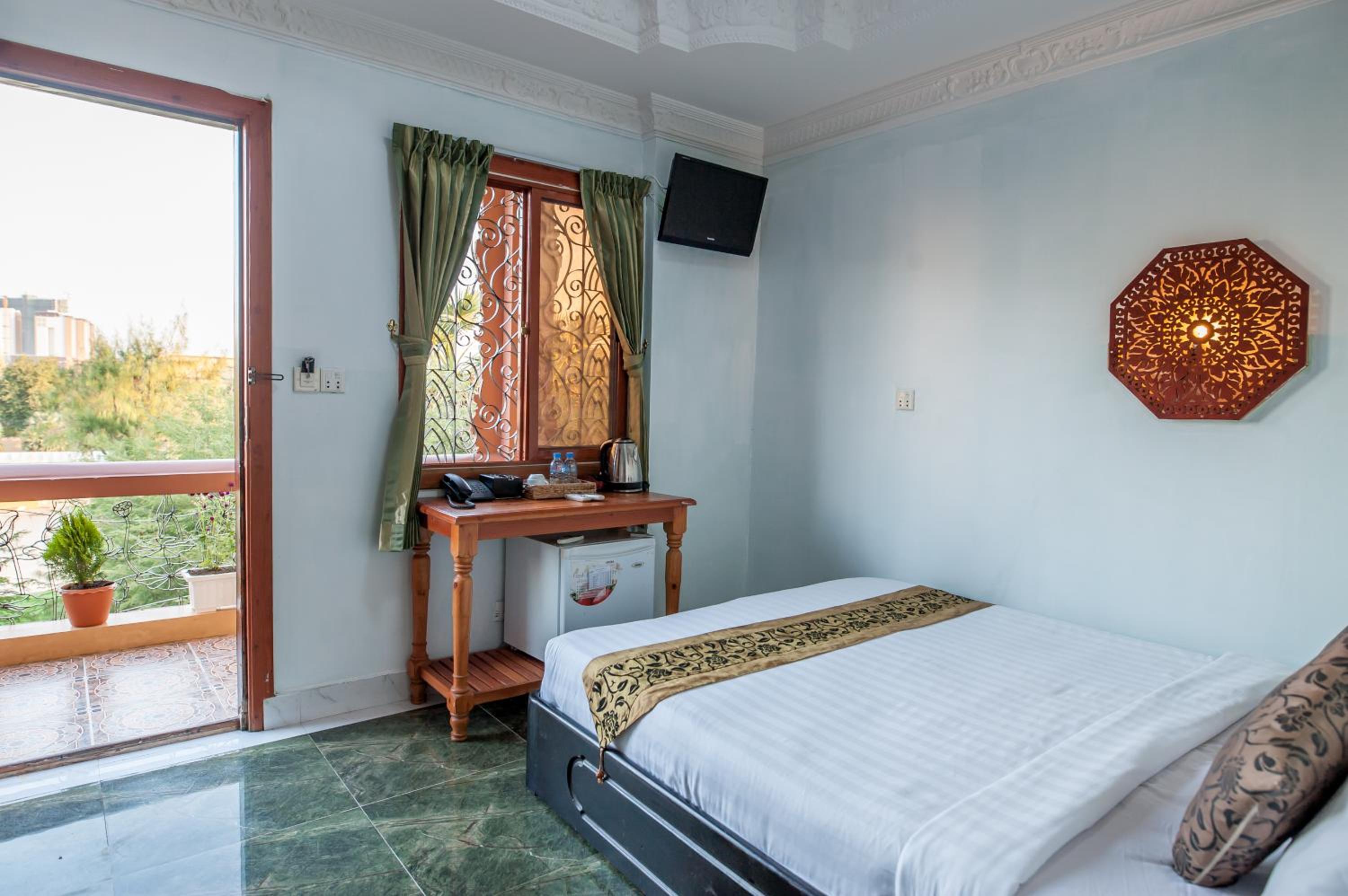 Double Room with Balcony - Photo 6