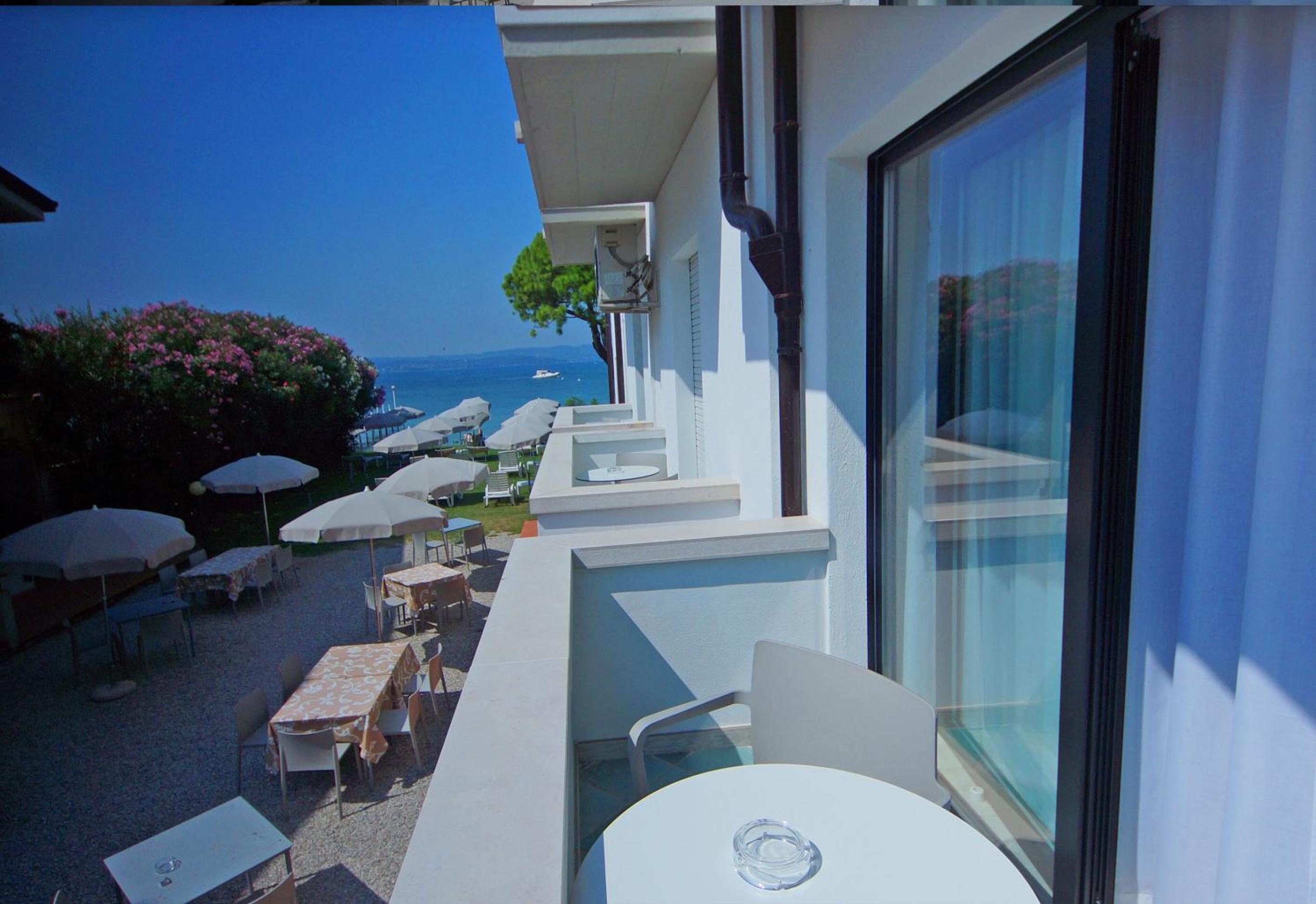 Prestige Room with Balcony and Partial Lake View  photo 3