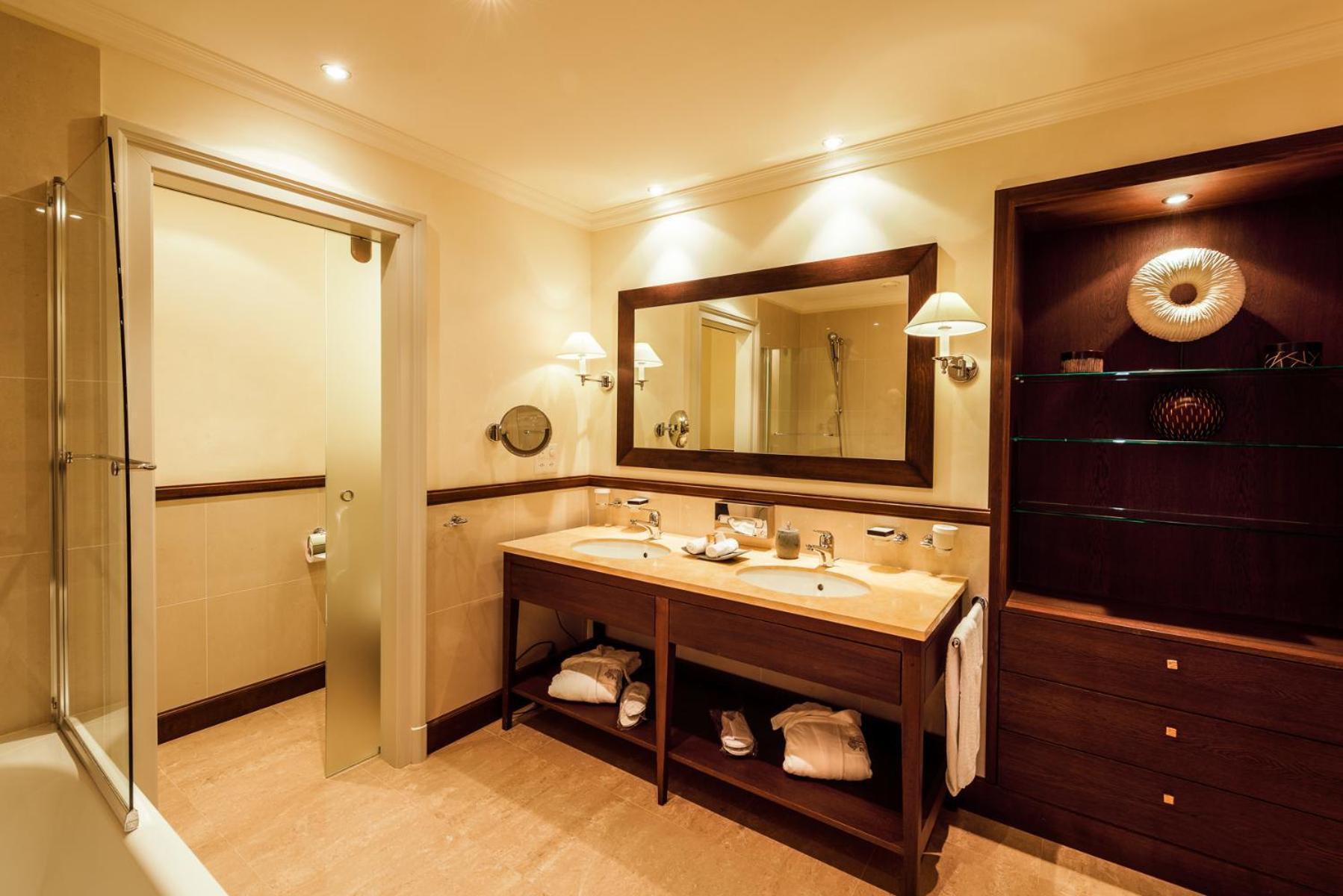 Deluxe One-Bedroom Suite photo 2