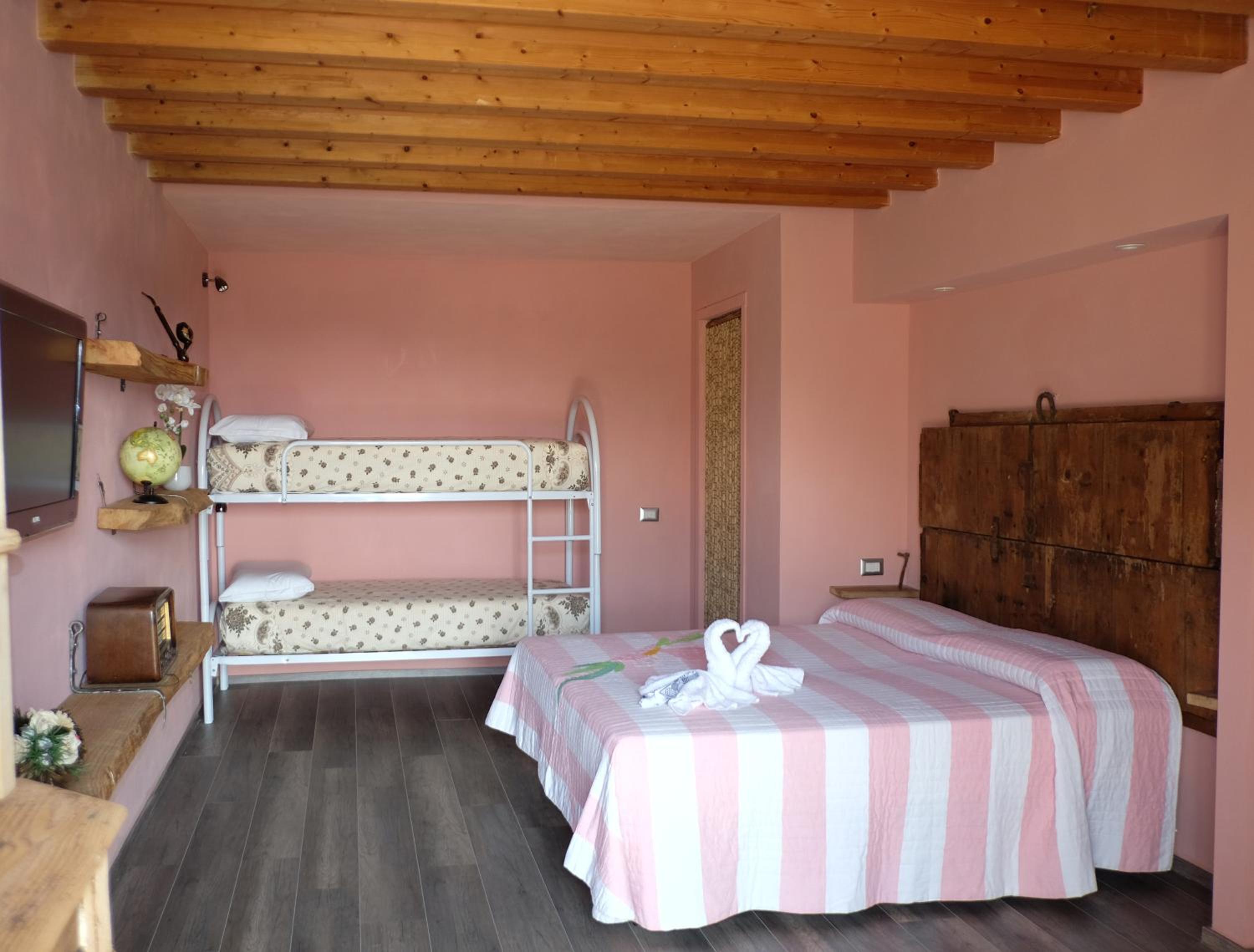One-Bedroom Apartment - Photo 2