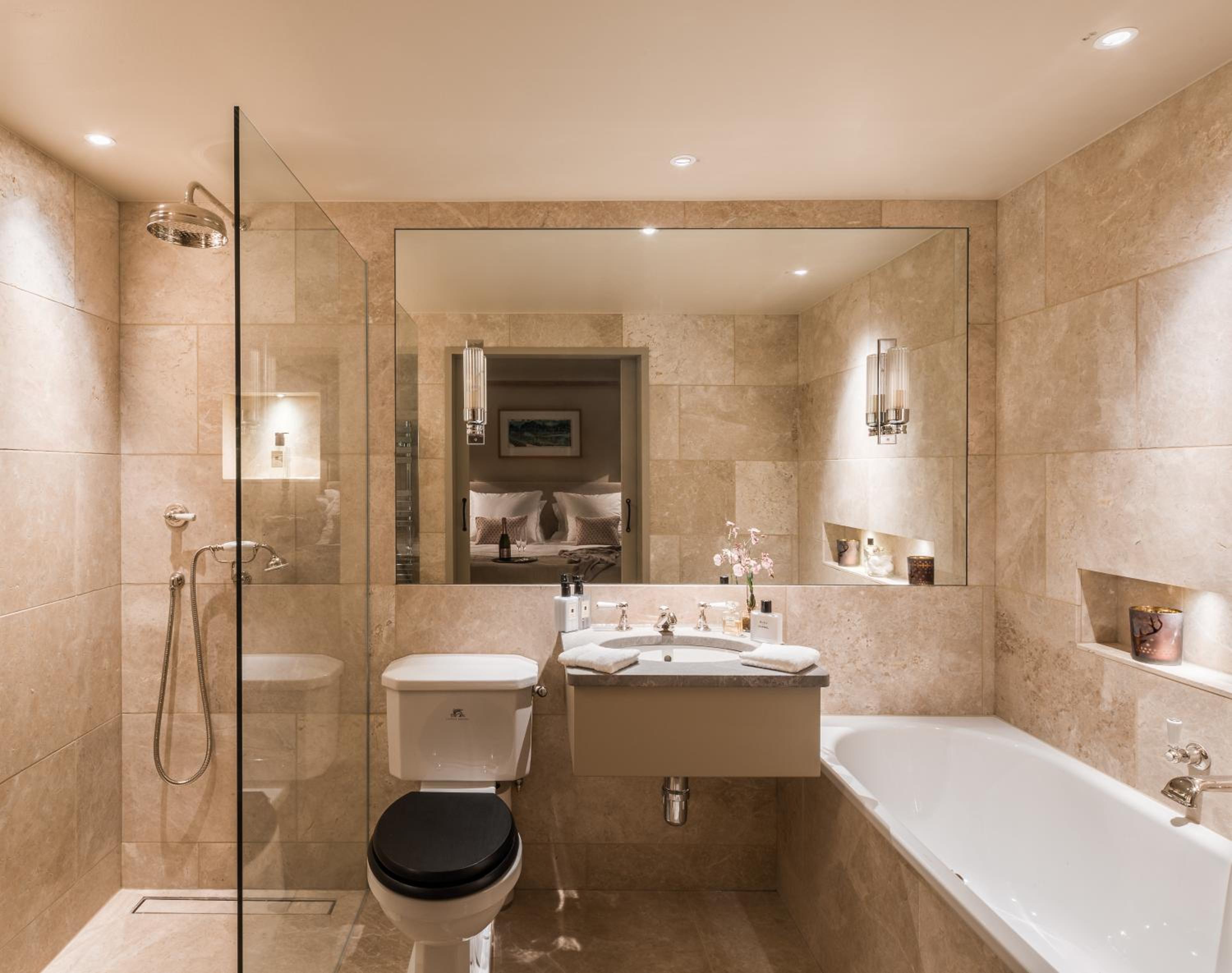 Deluxe Double Room with Bath - Photo 10