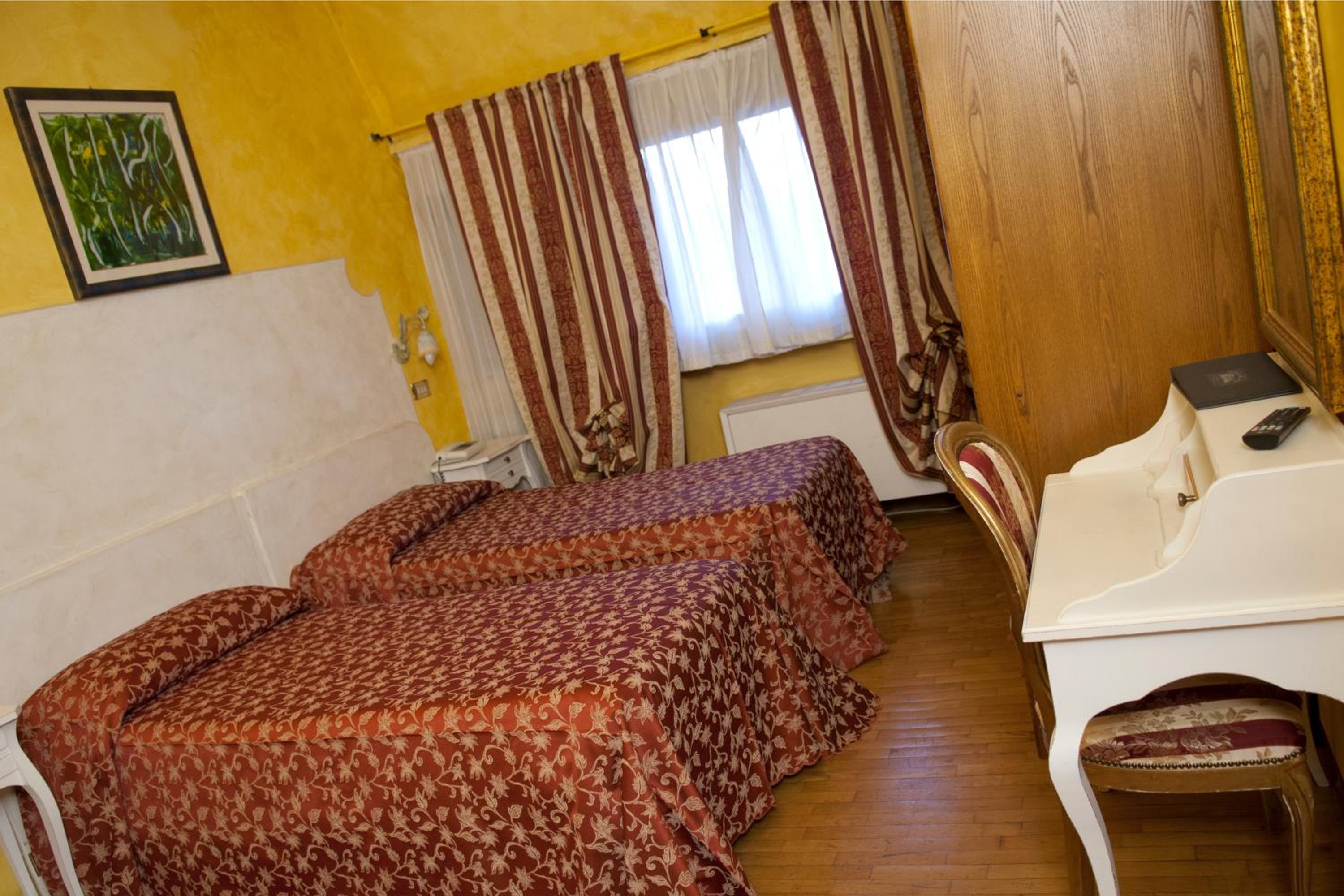 Twin Room - Photo 3