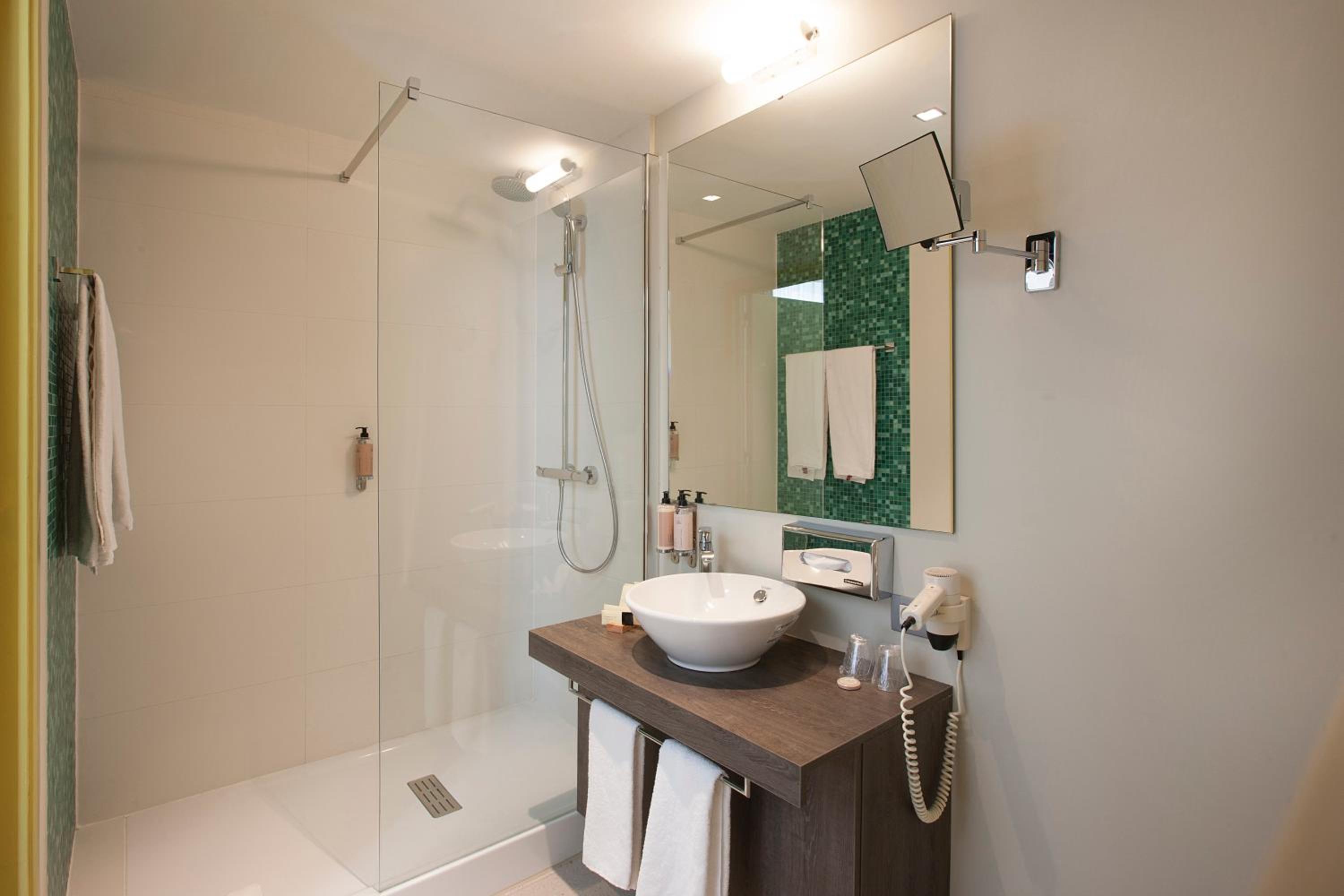 Superior Room with One Double Bed - Photo 13