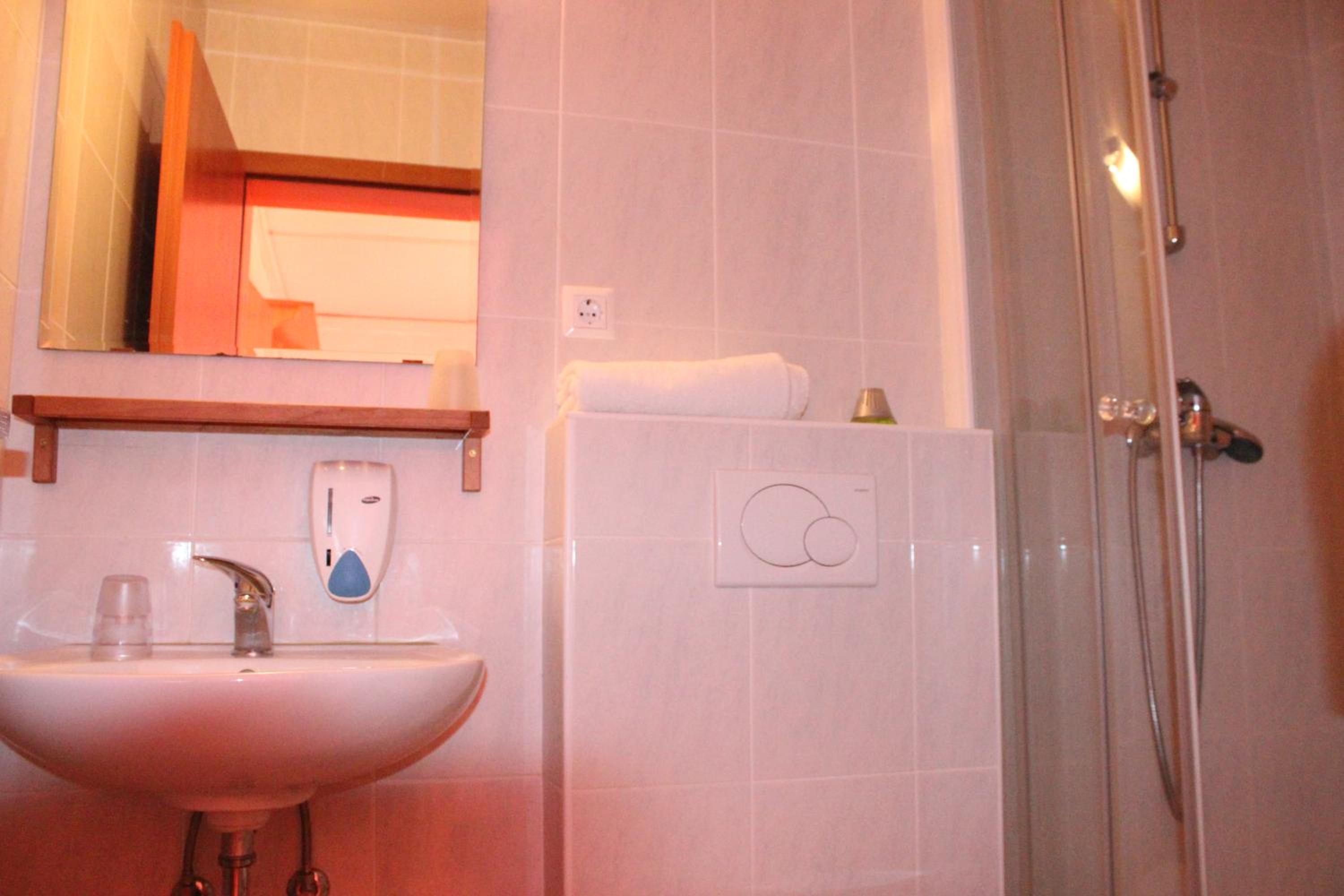 Double Room with Balcony - Photo 3