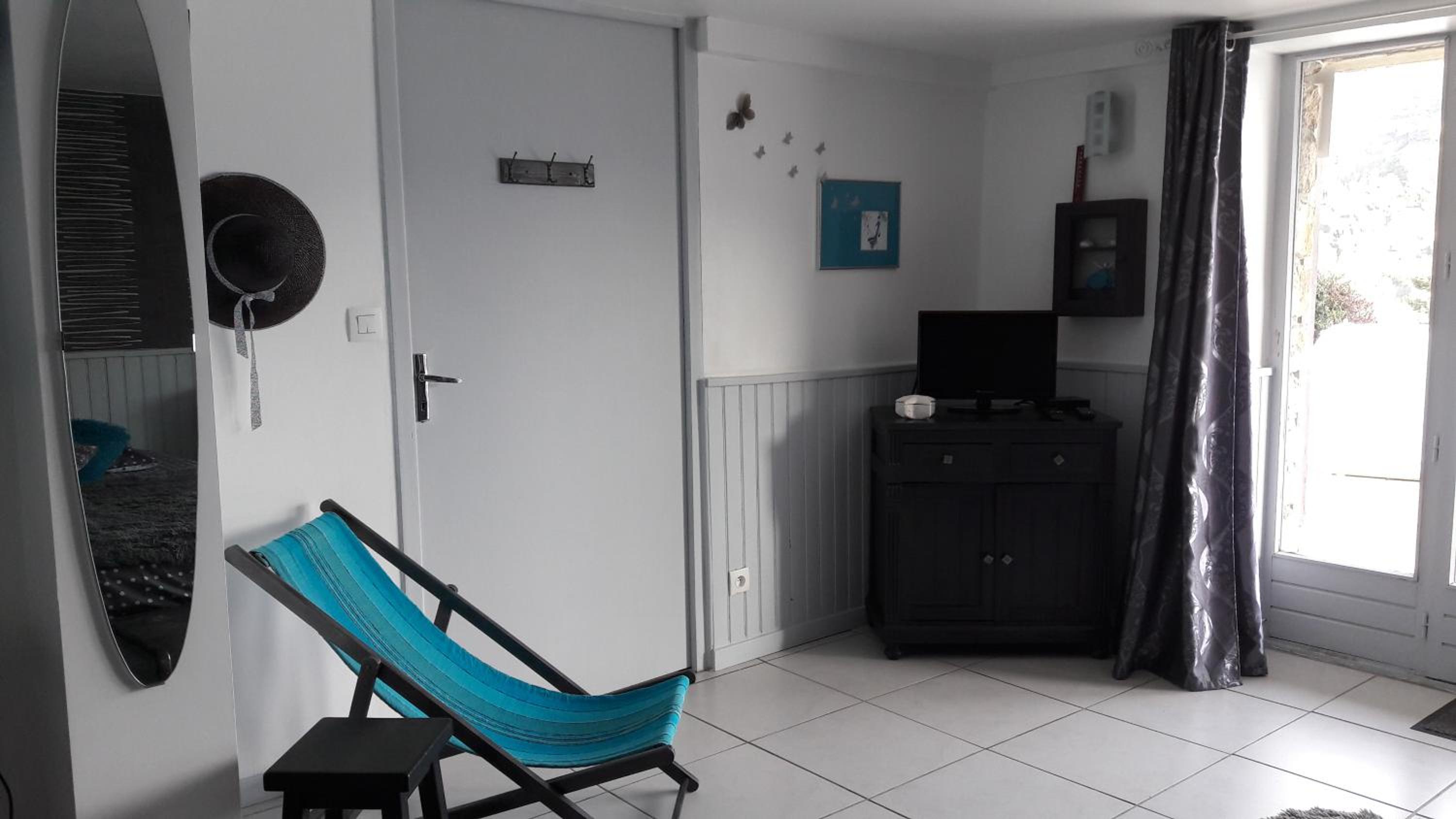 Double Room with Pool View - Photo 1