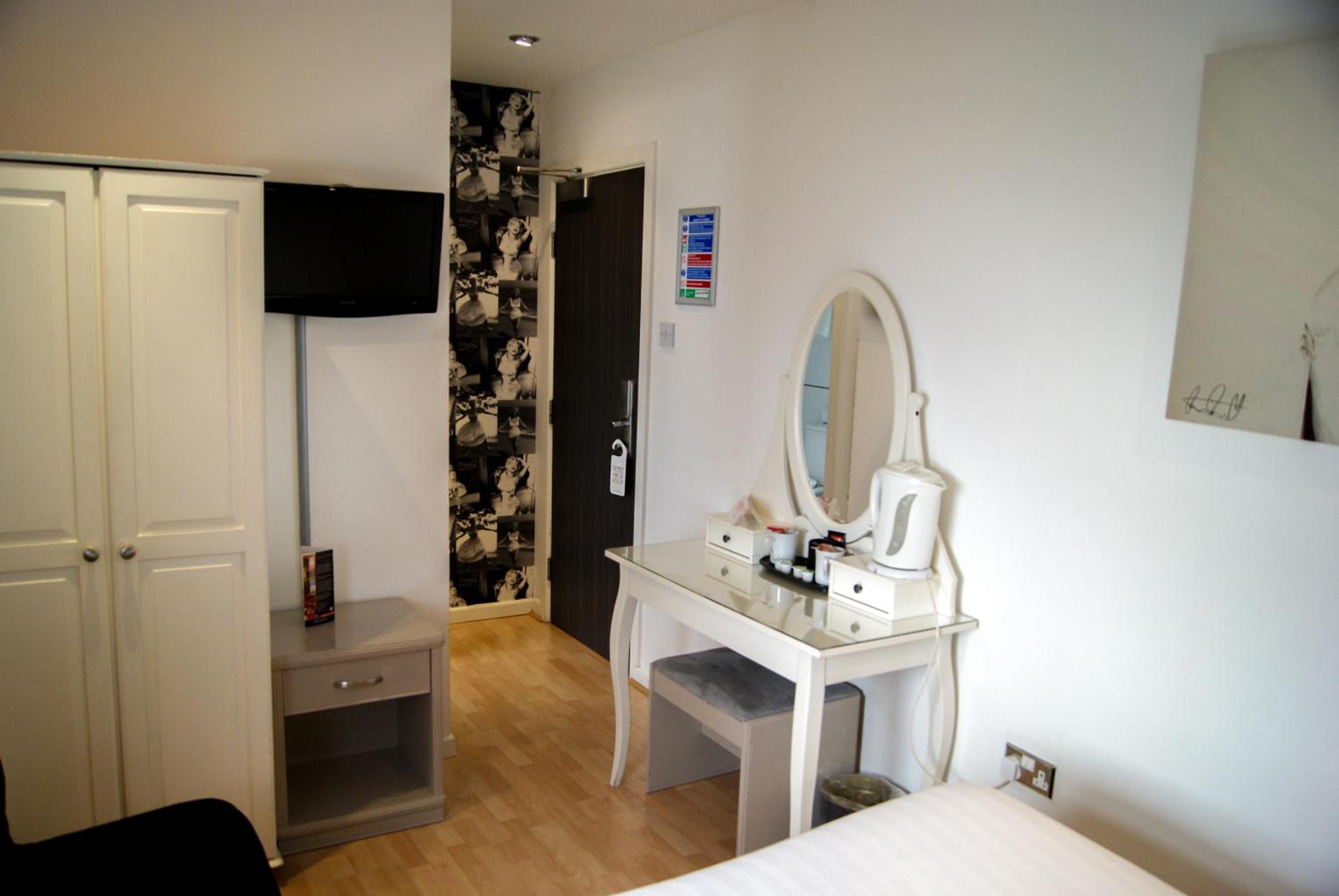Compact Double Room - Photo 3