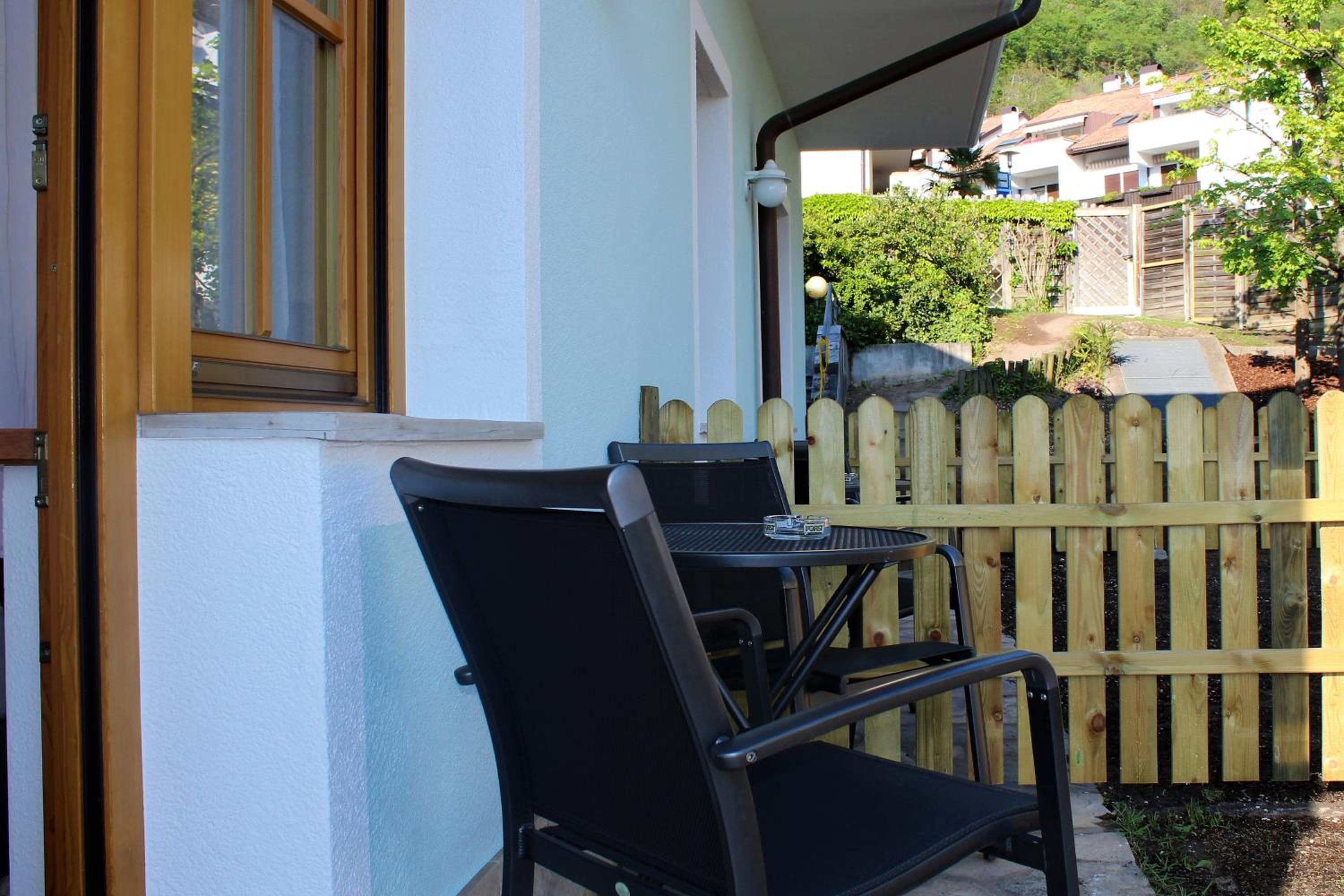 Family Room with Garden View - Photo 3