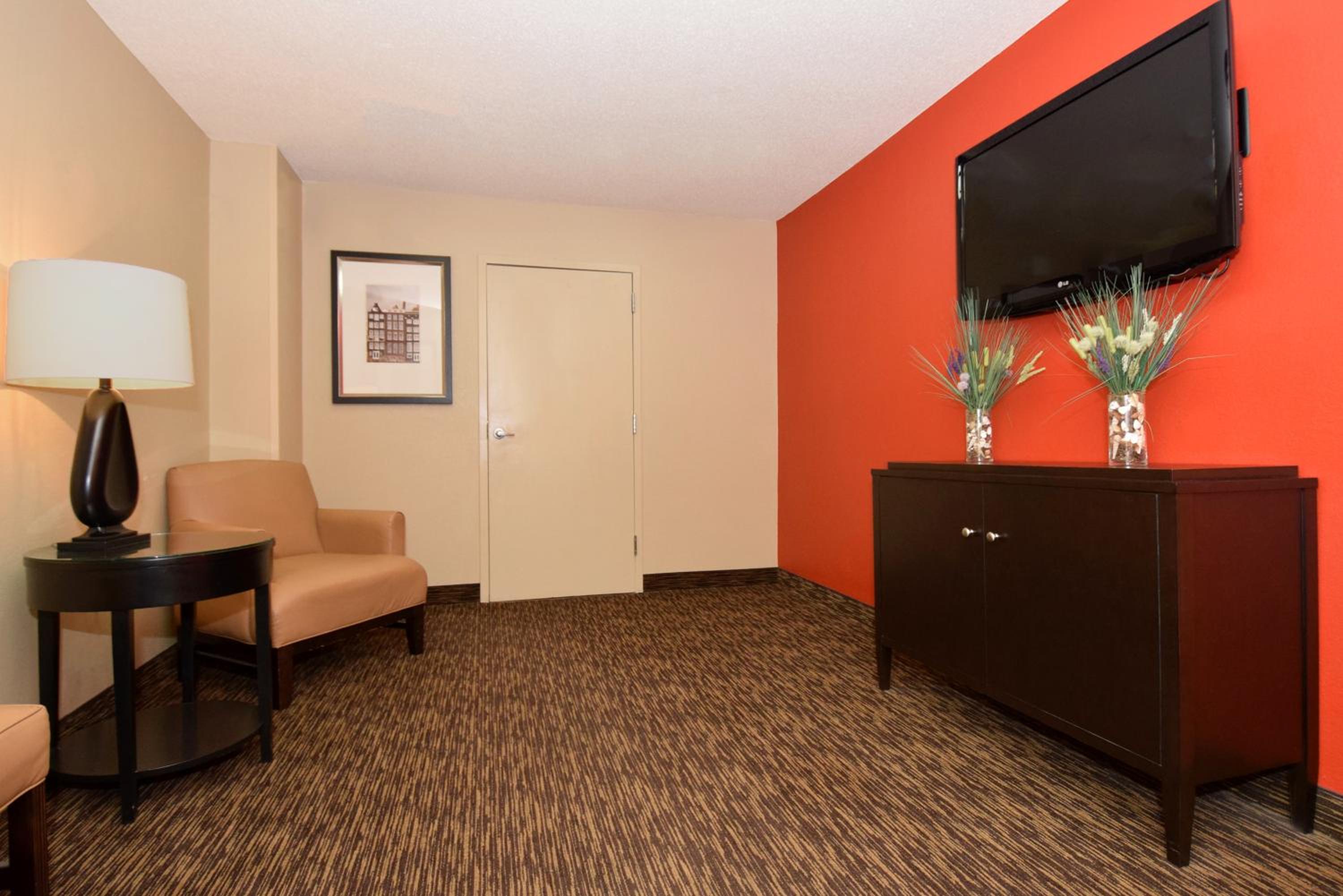 Efficiency Queen Room - Non Smoking/Interior Corridor - Photo 16