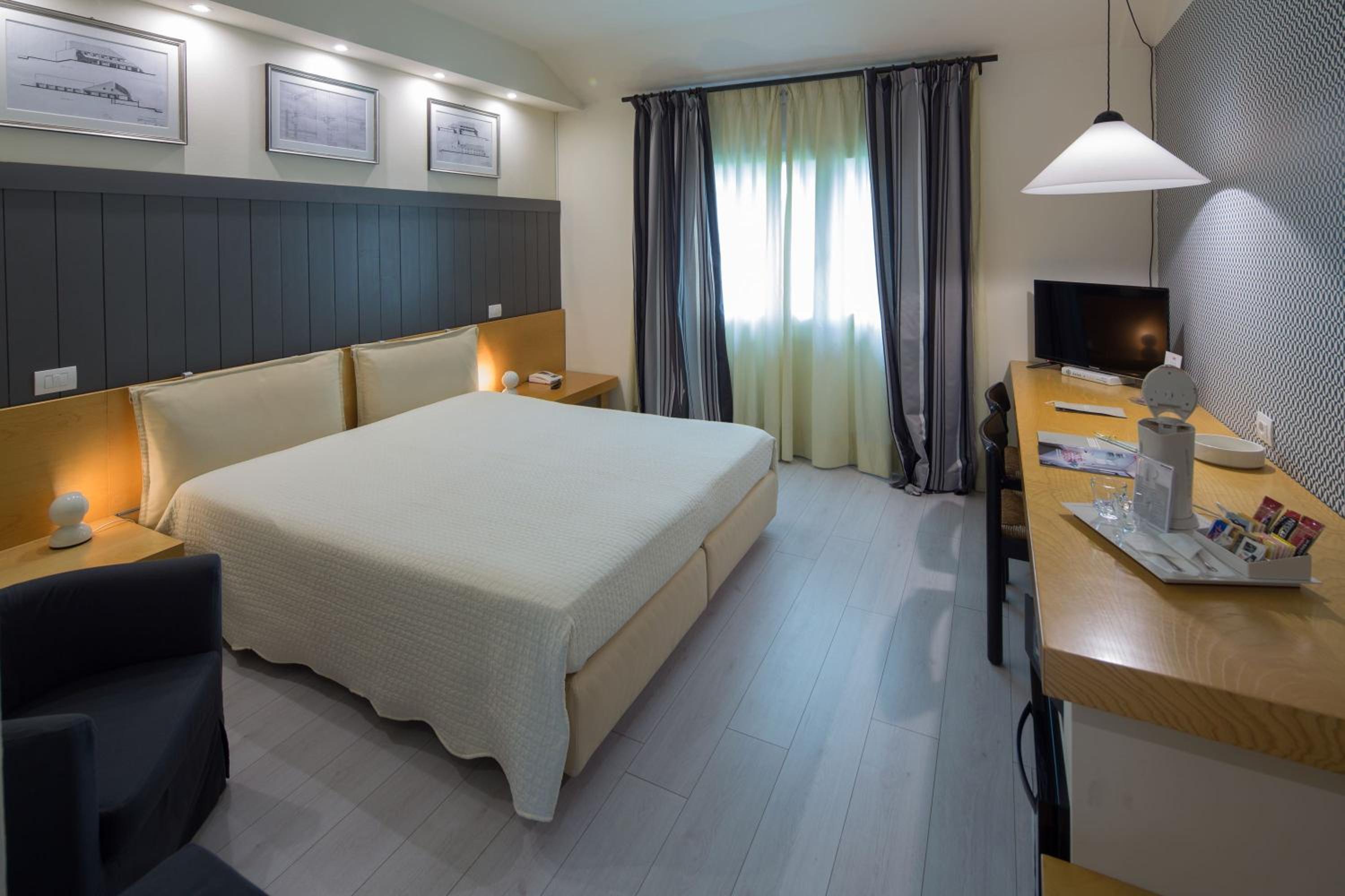 Standard Double/Twin Room - Photo 1