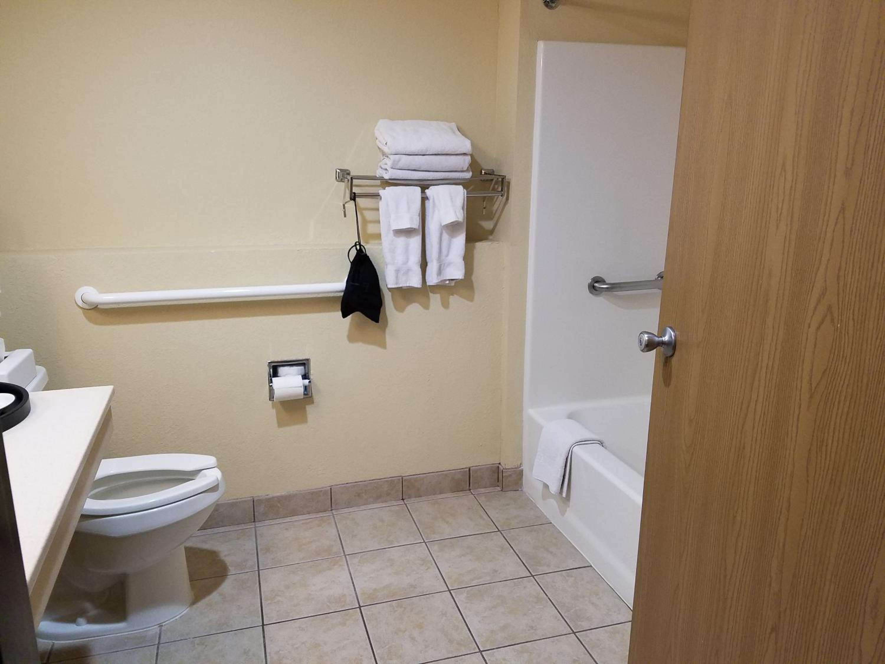 Queen Room with Two Queen Beds and Bathtub - Mobility Access/Non-Smoking - Photo 7