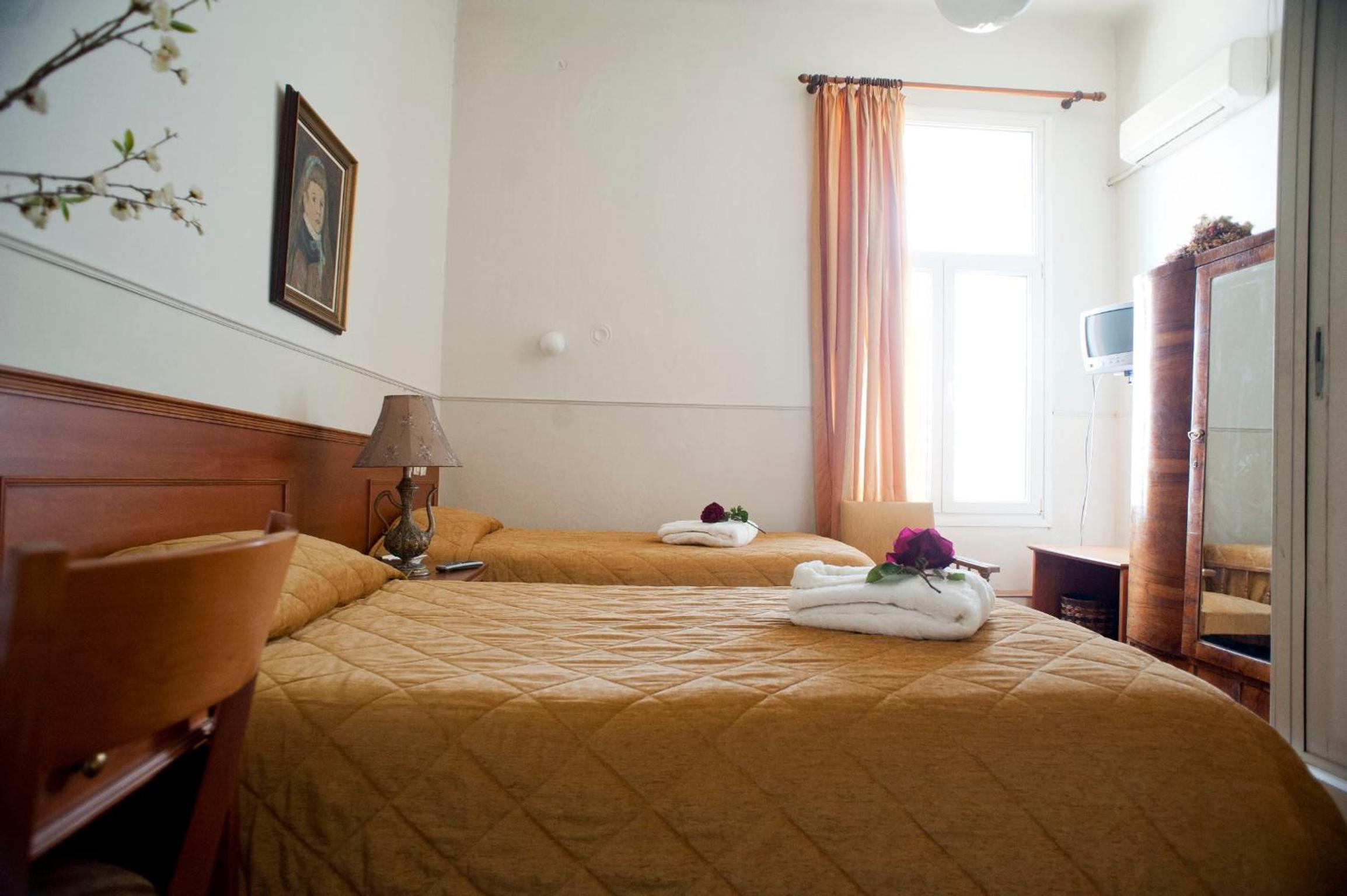 Double Room with City View - Photo 6